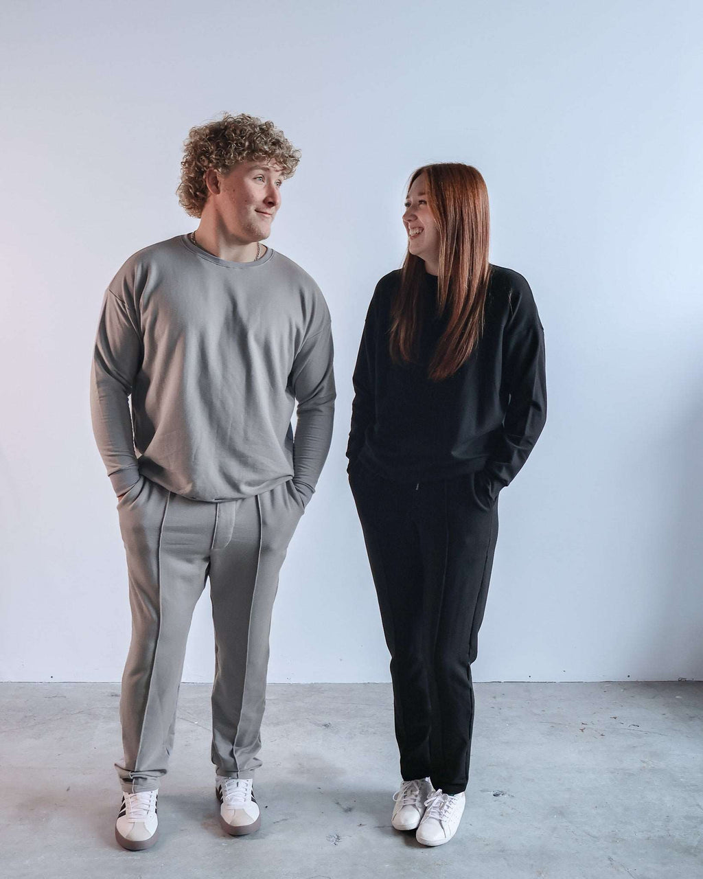 Le sweat-shirt basique en gris
