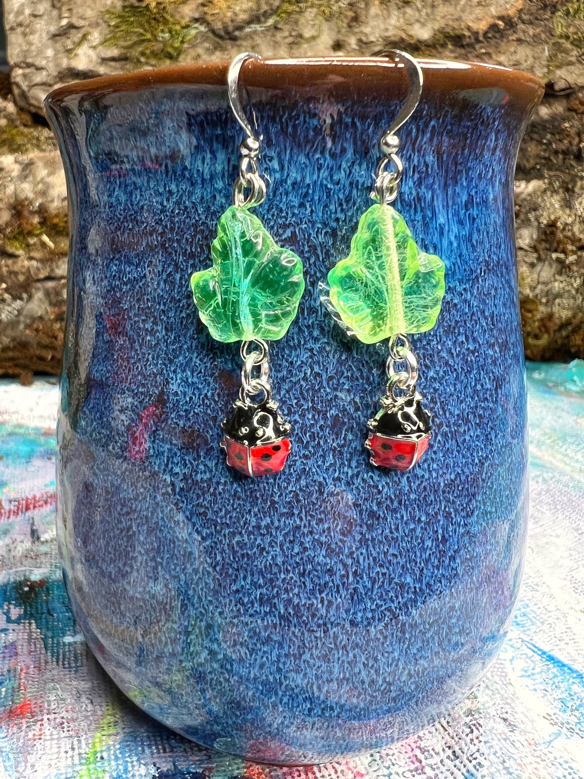 Boucles d'oreilles feuille et coccinelle en verre d'uranium vert – Éclat inspiré de la nature 