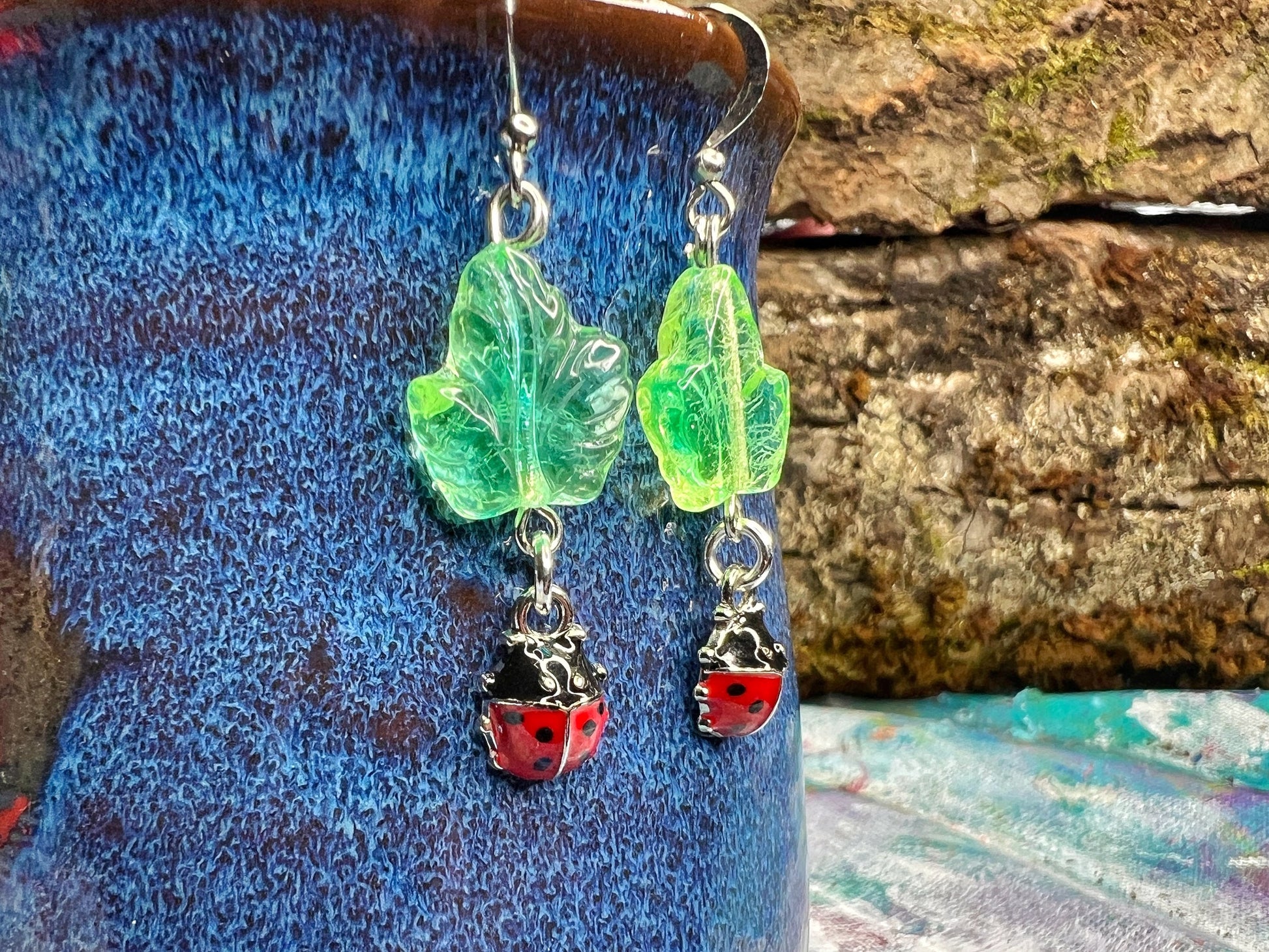 Boucles d'oreilles feuille et coccinelle en verre d'uranium vert – Éclat inspiré de la nature 