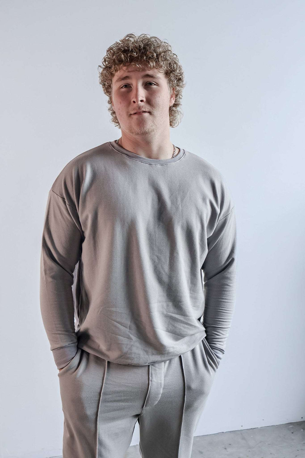 Le sweat-shirt basique en gris