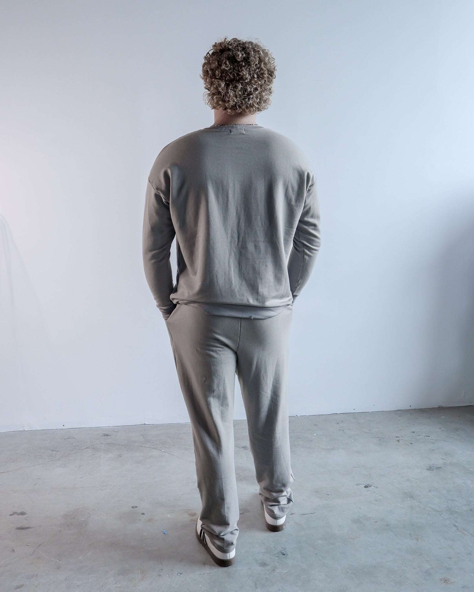 Le pantalon de survêtement sur mesure en gris 