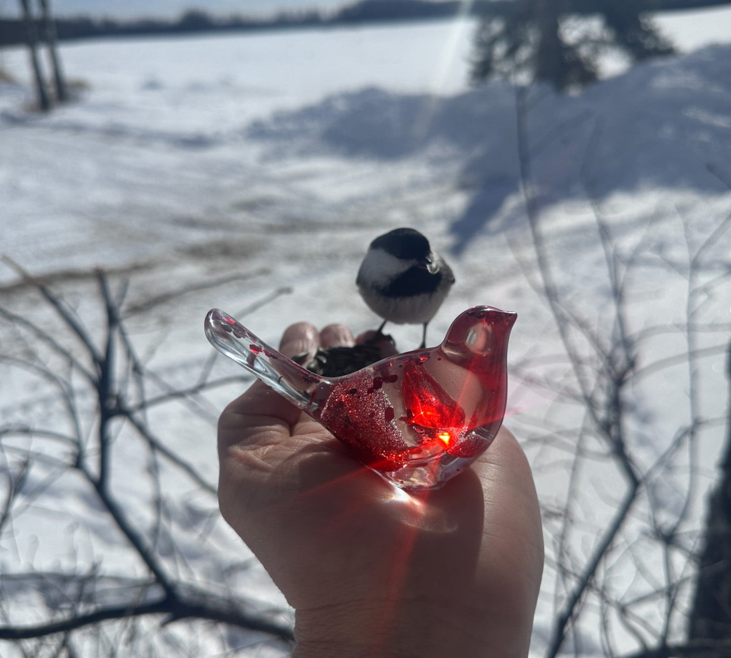 Figurine d'inséparable en résine : décoration d'oiseau unique faite à la main avec des cœurs rouges