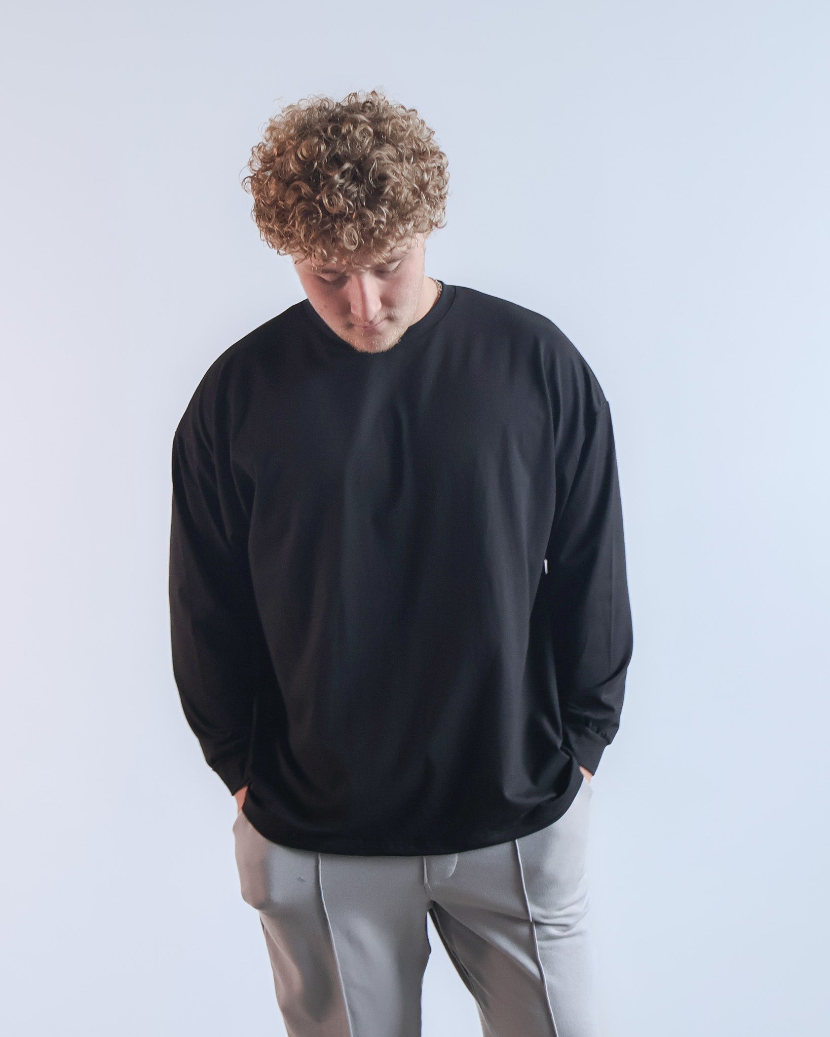 The Easy Fit Crew Long Sleeve T-Shirt in Black