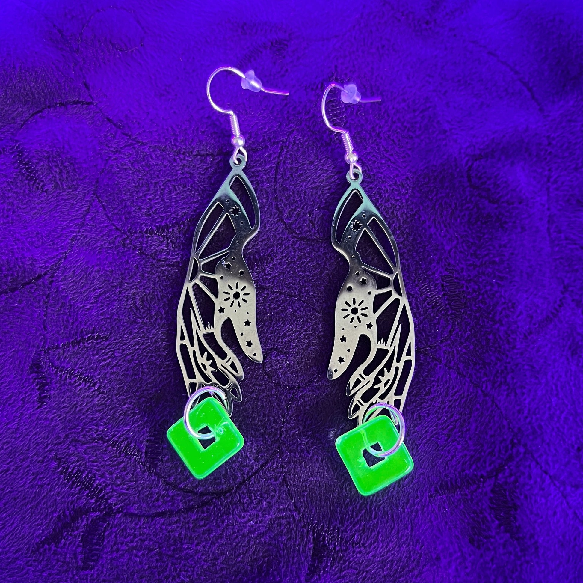 Boucles d'oreilles Main Céleste en Verre d'Uranium – Élégance Sorcière et Lumière Magique 