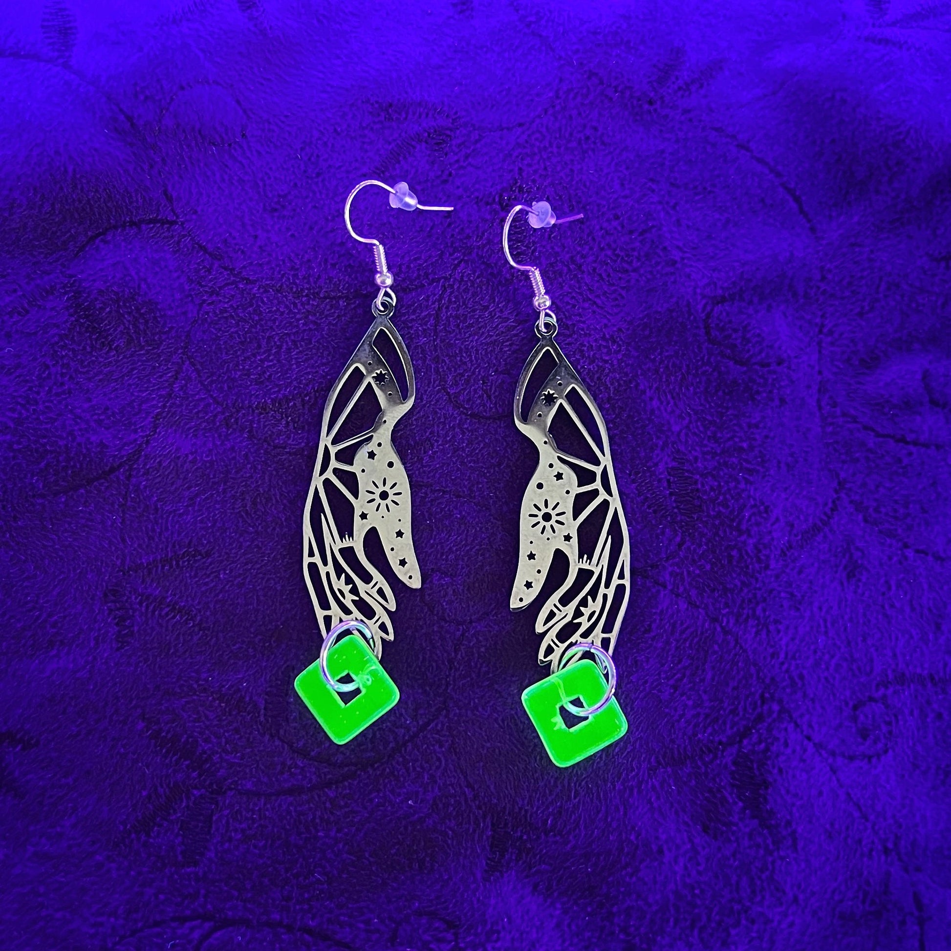 Boucles d'oreilles Main Céleste en Verre d'Uranium – Élégance Sorcière et Lumière Magique 
