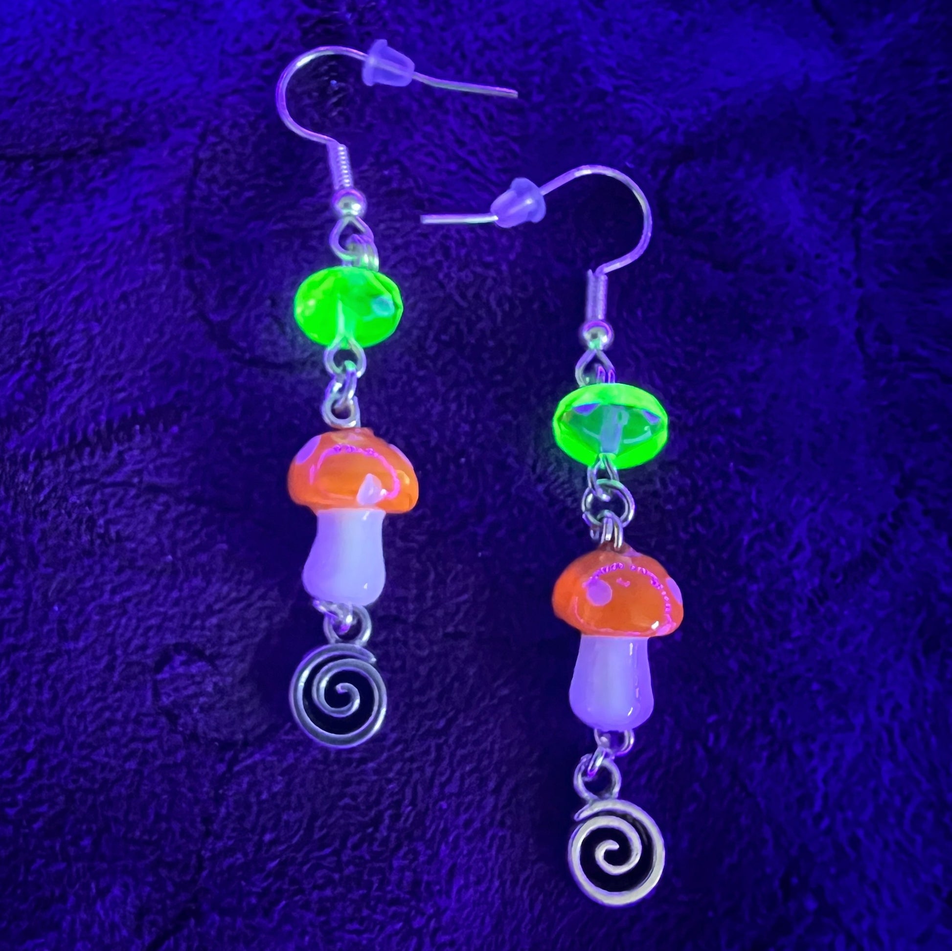 Boucles d'oreilles en verre d'uranium vert et champignon avec breloque spirale 
