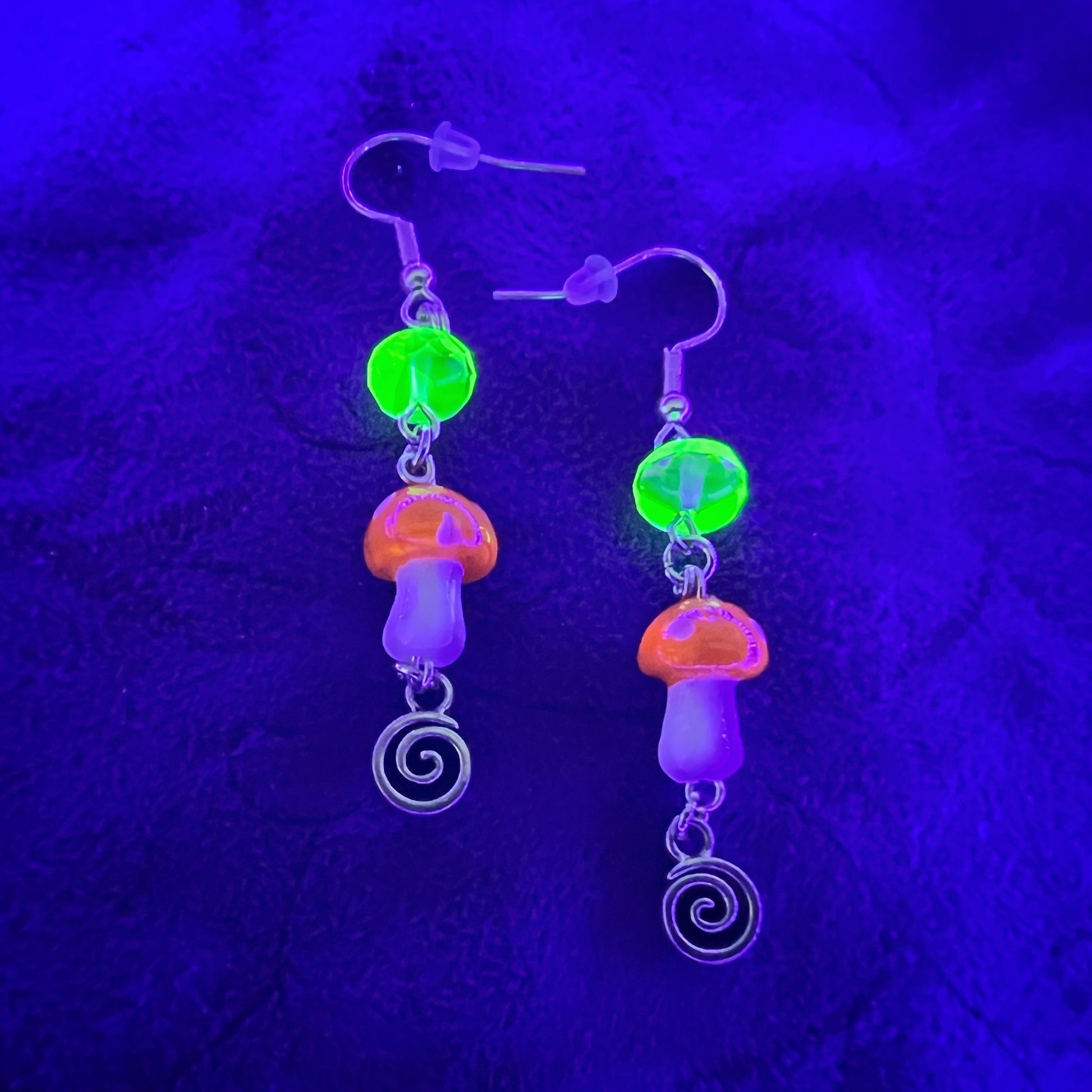 Boucles d'oreilles en verre d'uranium vert et champignon avec breloque spirale 