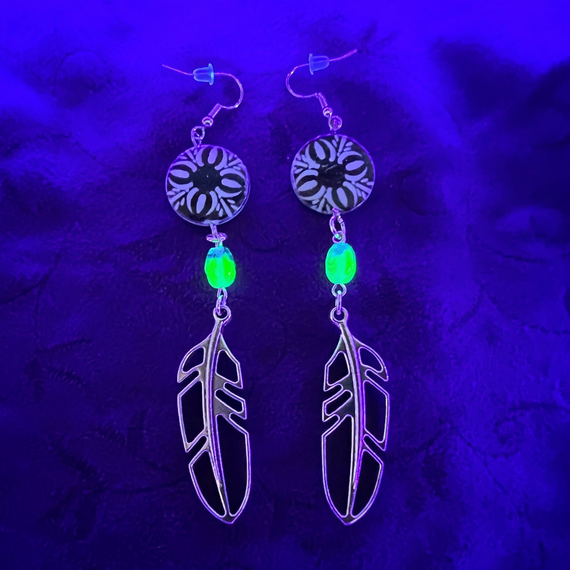 Boucles d'oreilles grandes plumes avec perles en verre d'uranium bleu et motifs décoratifs – Bijoux de sorcière 