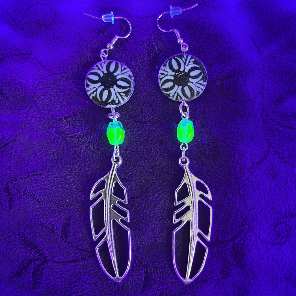 Boucles d'oreilles grandes plumes avec perles en verre d'uranium bleu et motifs décoratifs – Bijoux de sorcière 