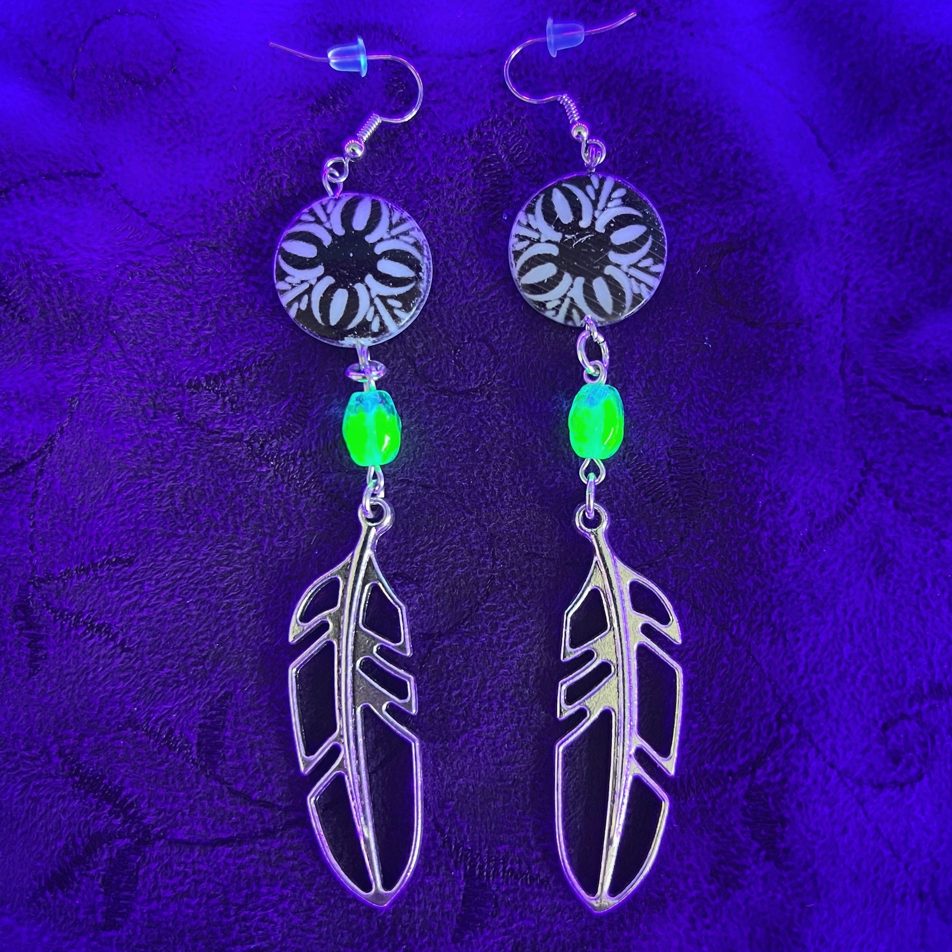 Boucles d'oreilles grandes plumes avec perles en verre d'uranium bleu et motifs décoratifs – Bijoux de sorcière 