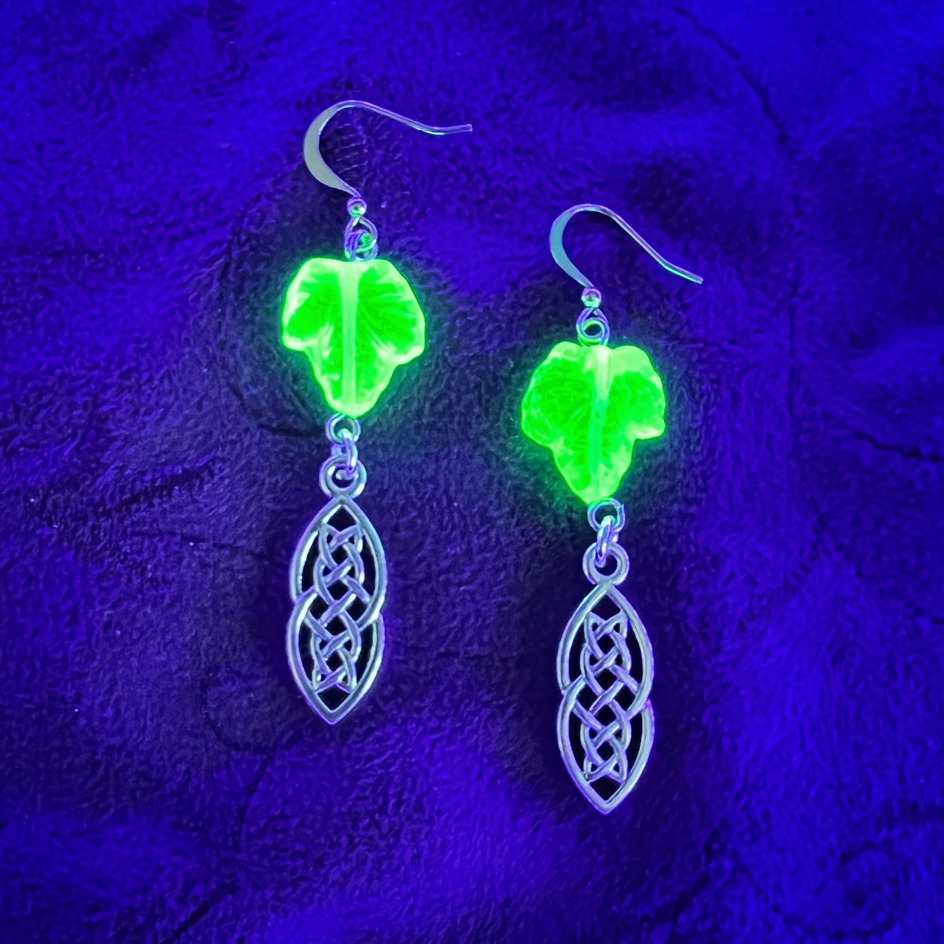 Boucles d'oreilles en verre d'uranium avec breloque en forme de nœud celtique – Bijoux inspirés de la nature 