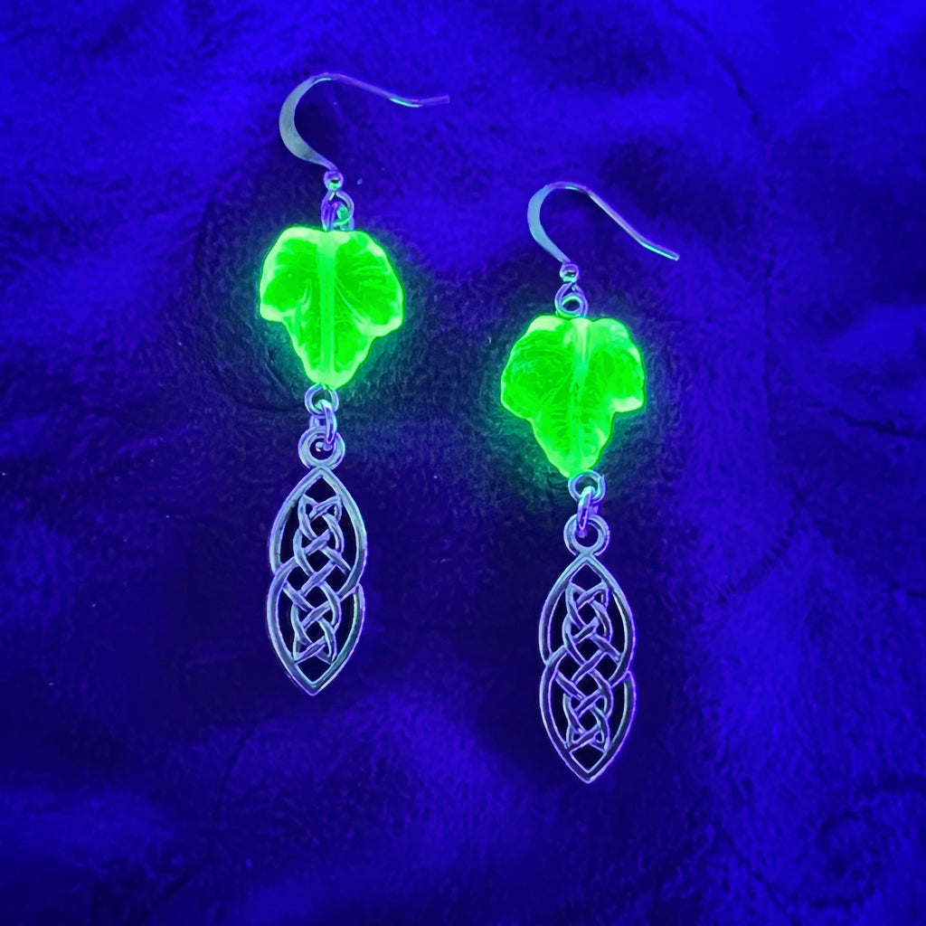 Boucles d'oreilles en verre d'uranium avec breloque en forme de nœud celtique – Bijoux inspirés de la nature 