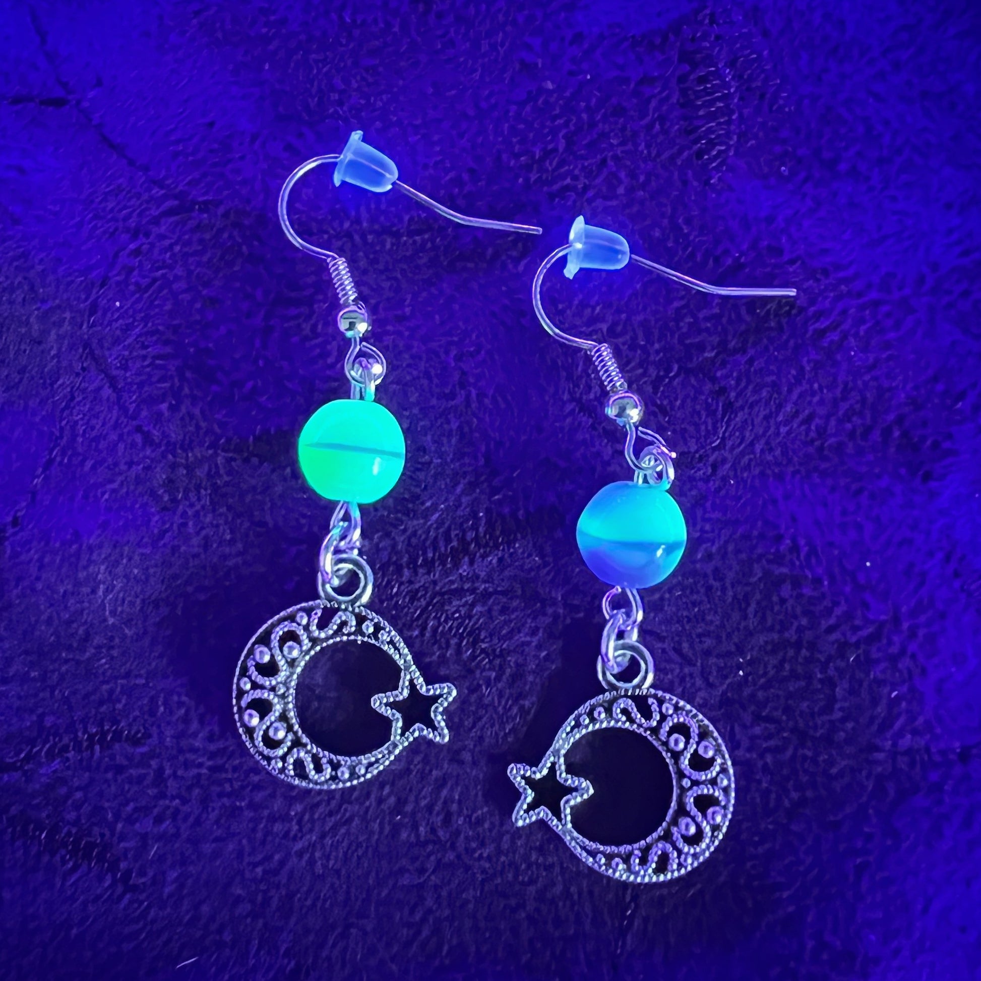 Boucles d'oreilles lune et étoile style vintage avec perles en verre d'uranium bleu opaque – Bijoux célestes lumineux et gothiques fantaisistes 