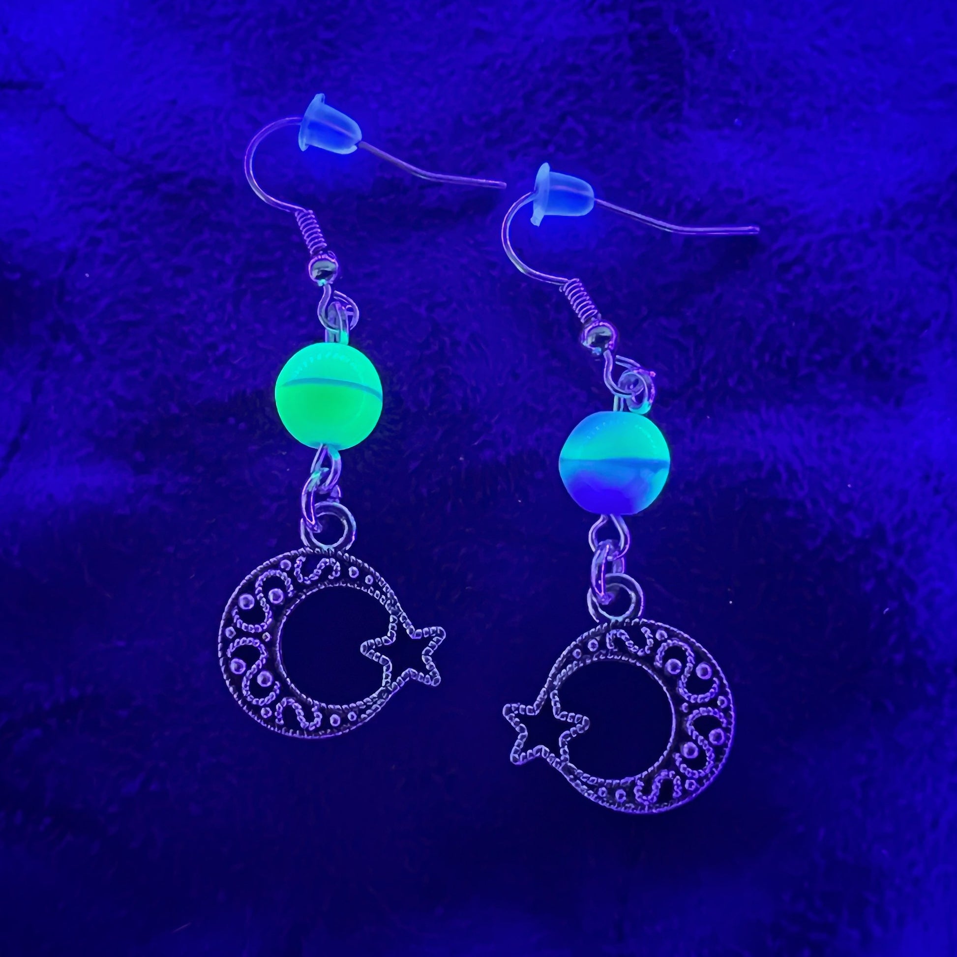 Boucles d'oreilles lune et étoile style vintage avec perles en verre d'uranium bleu opaque – Bijoux célestes lumineux et gothiques fantaisistes 