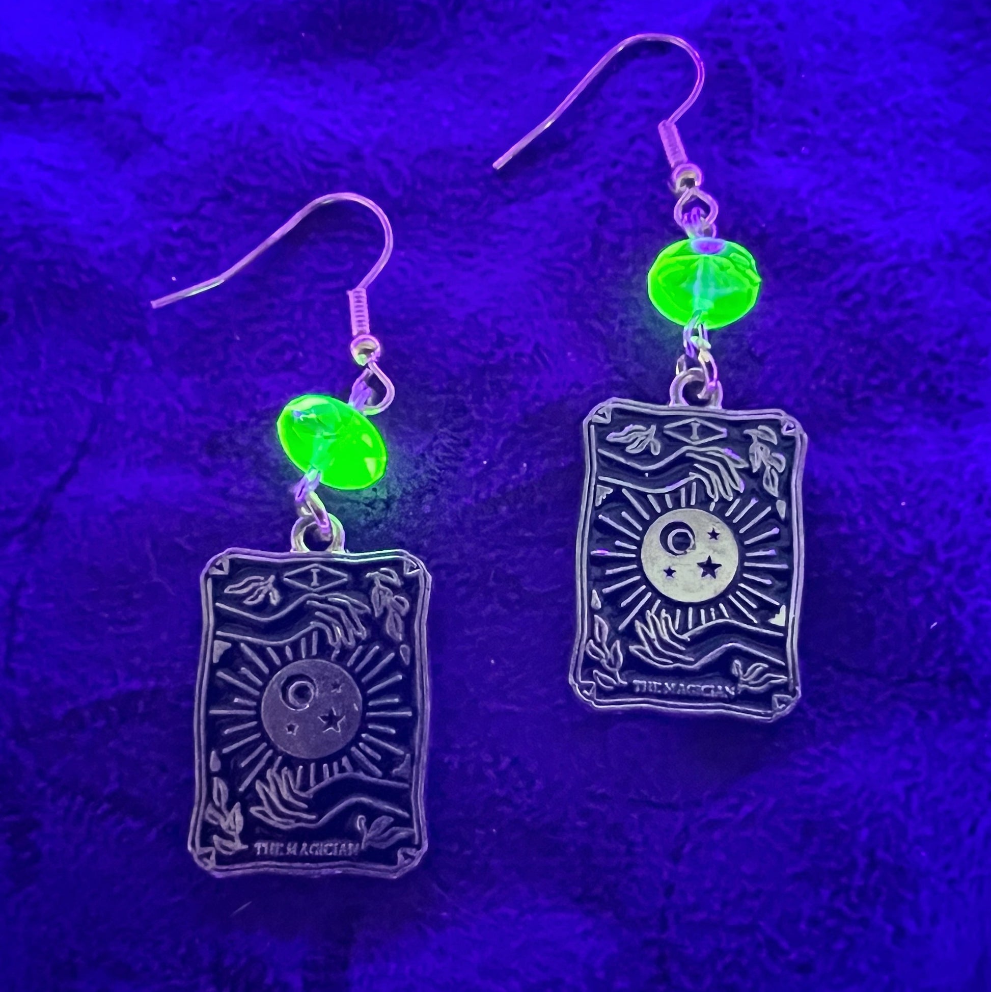 Boucles d'oreilles Magicien de Tarot avec perles de verre d'uranium vert