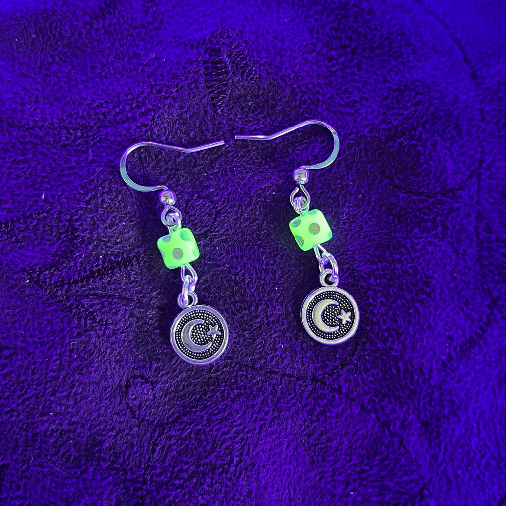 Boucles d'oreilles minimalistes lune et étoile avec perles en verre d'uranium opaques à pois blancs – Bijoux célestes éclatants 