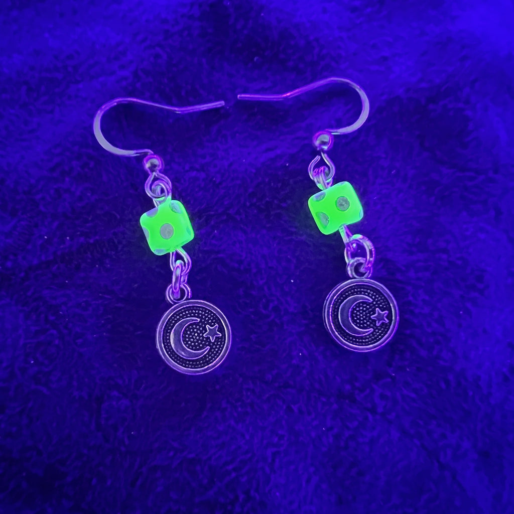Boucles d'oreilles minimalistes lune et étoile avec perles en verre d'uranium opaques à pois blancs – Bijoux célestes éclatants 