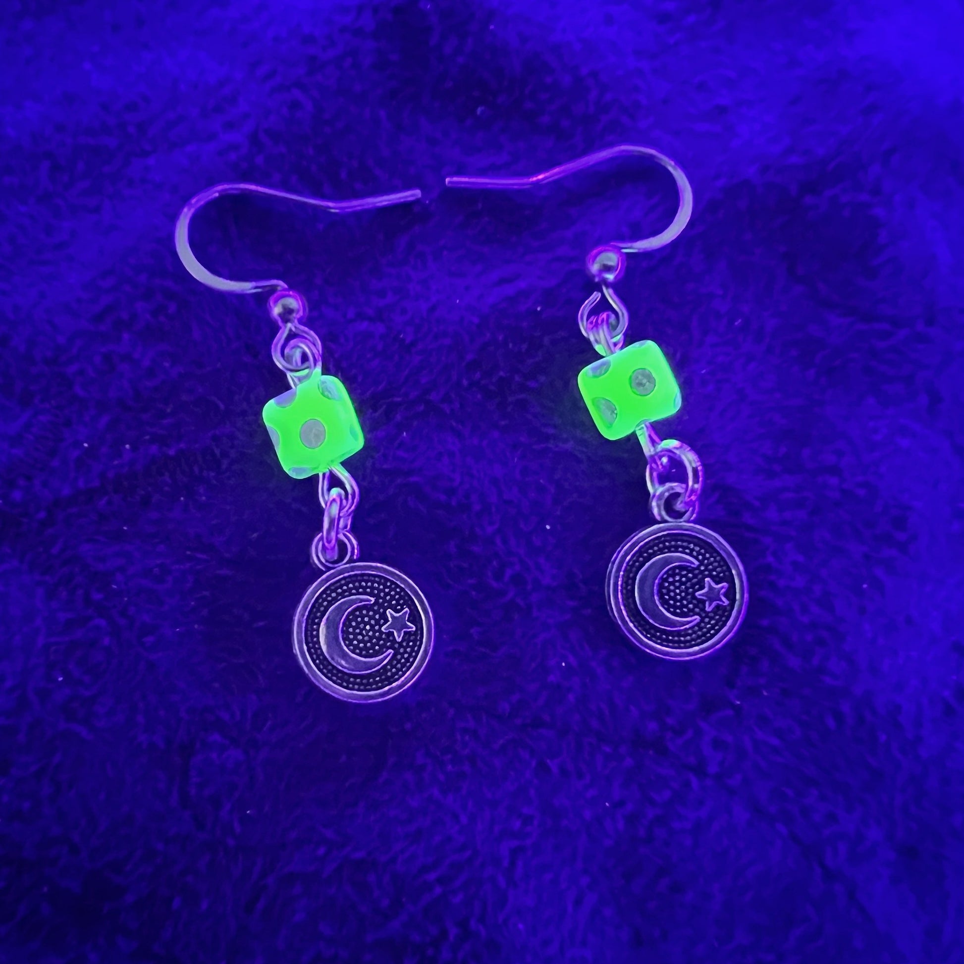 Boucles d'oreilles minimalistes lune et étoile avec perles en verre d'uranium opaques à pois blancs – Bijoux célestes éclatants 