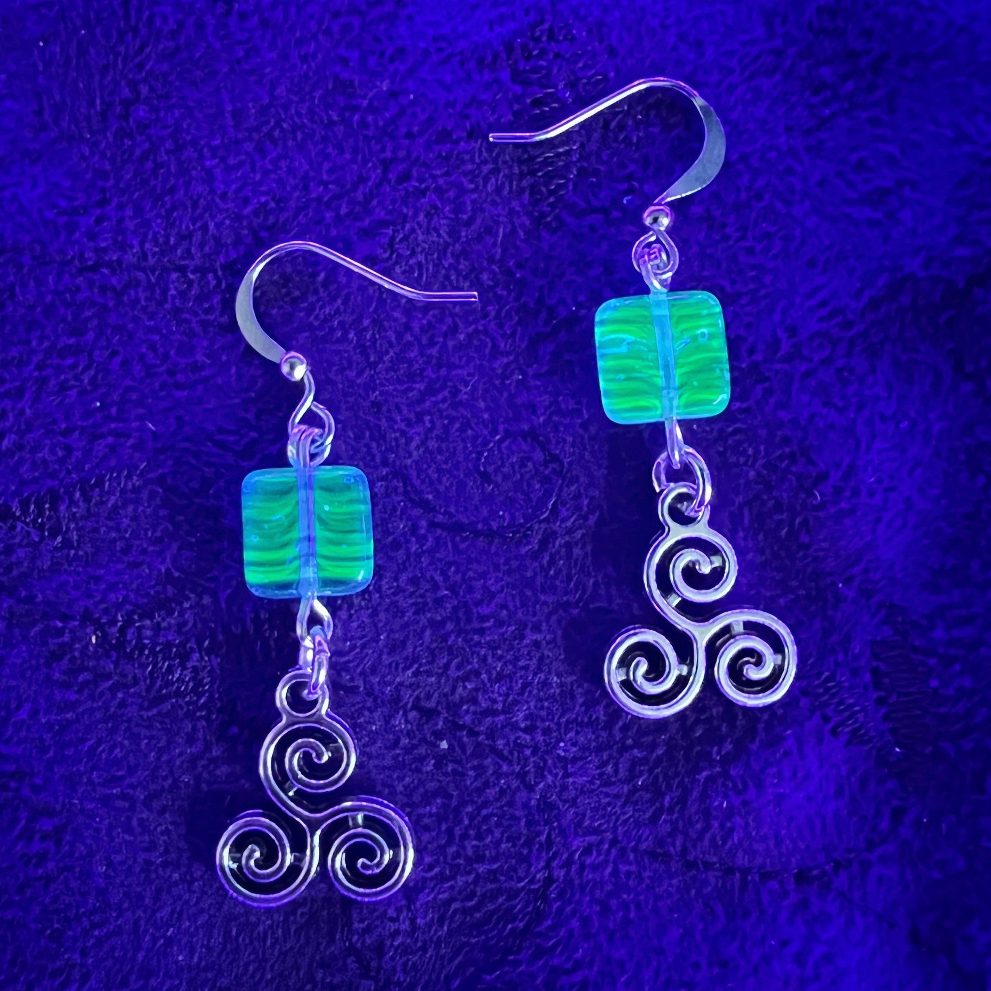 Boucles d'oreilles triple spirale en verre d'uranium bleu translucide – Ambiance sorcière éclatante 