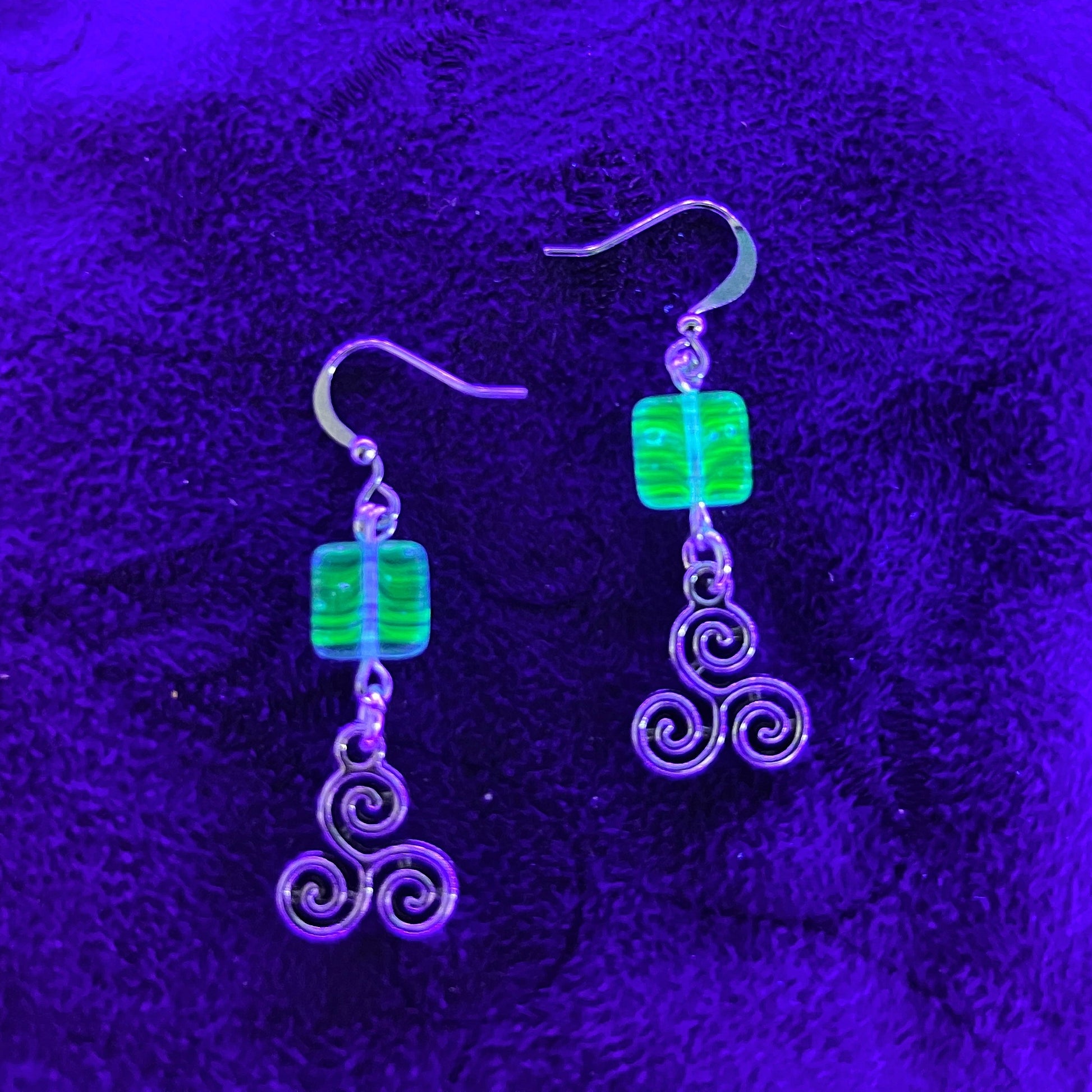 Boucles d'oreilles triple spirale en verre d'uranium bleu translucide – Ambiance sorcière éclatante 
