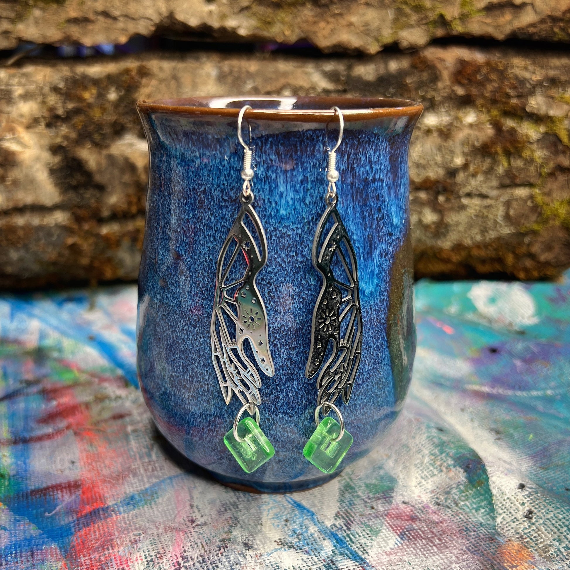 Boucles d'oreilles Main Céleste en Verre d'Uranium – Élégance Sorcière et Lumière Magique 