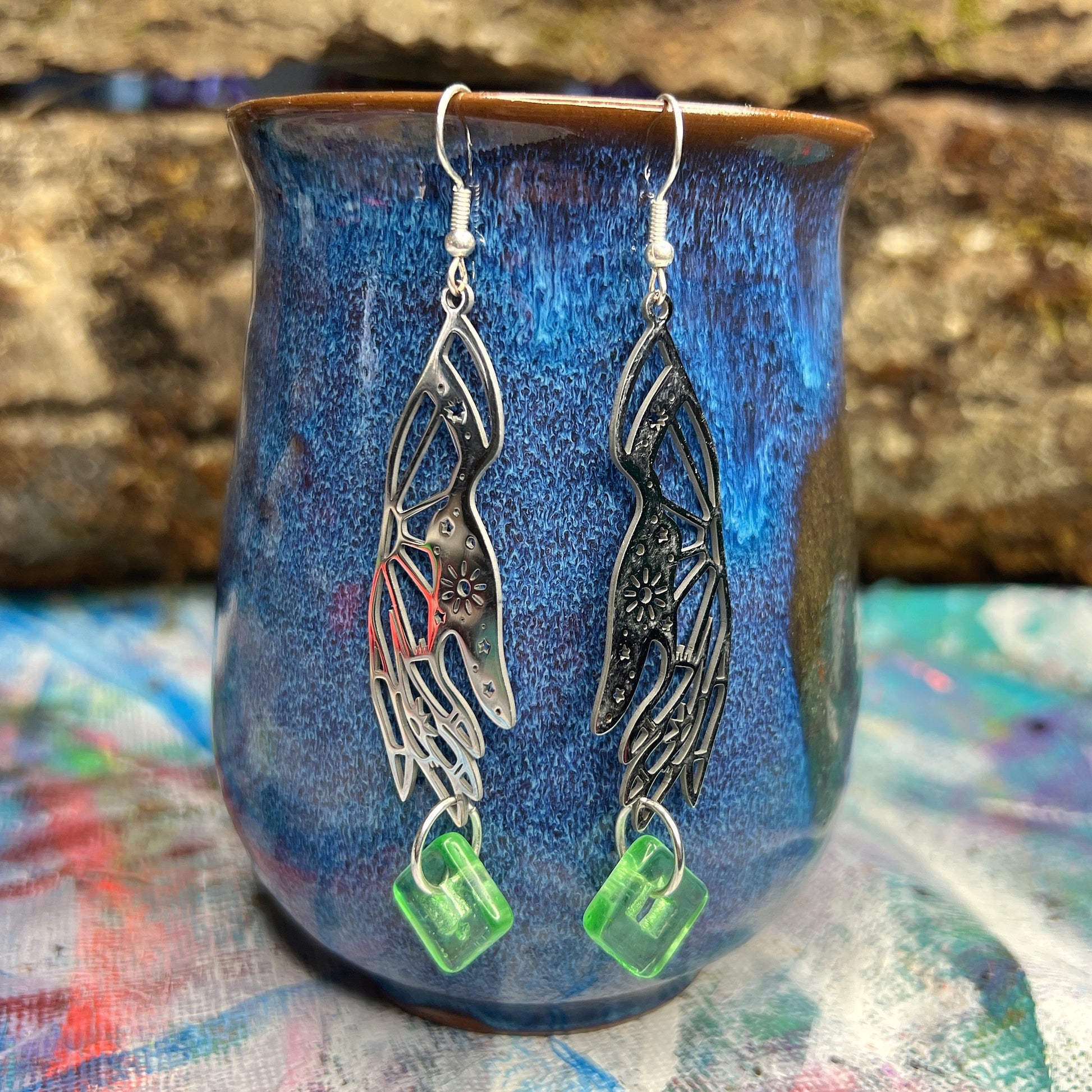 Boucles d'oreilles Main Céleste en Verre d'Uranium – Élégance Sorcière et Lumière Magique 