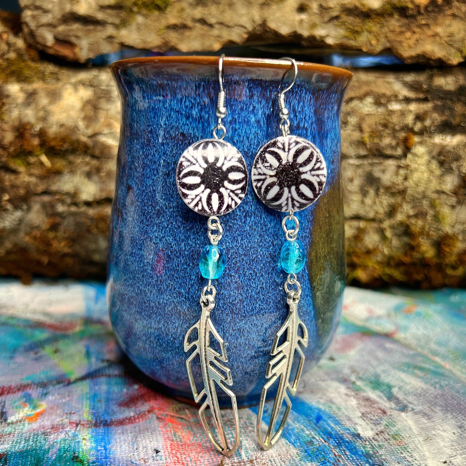 Boucles d'oreilles grandes plumes avec perles en verre d'uranium bleu et motifs décoratifs – Bijoux de sorcière 
