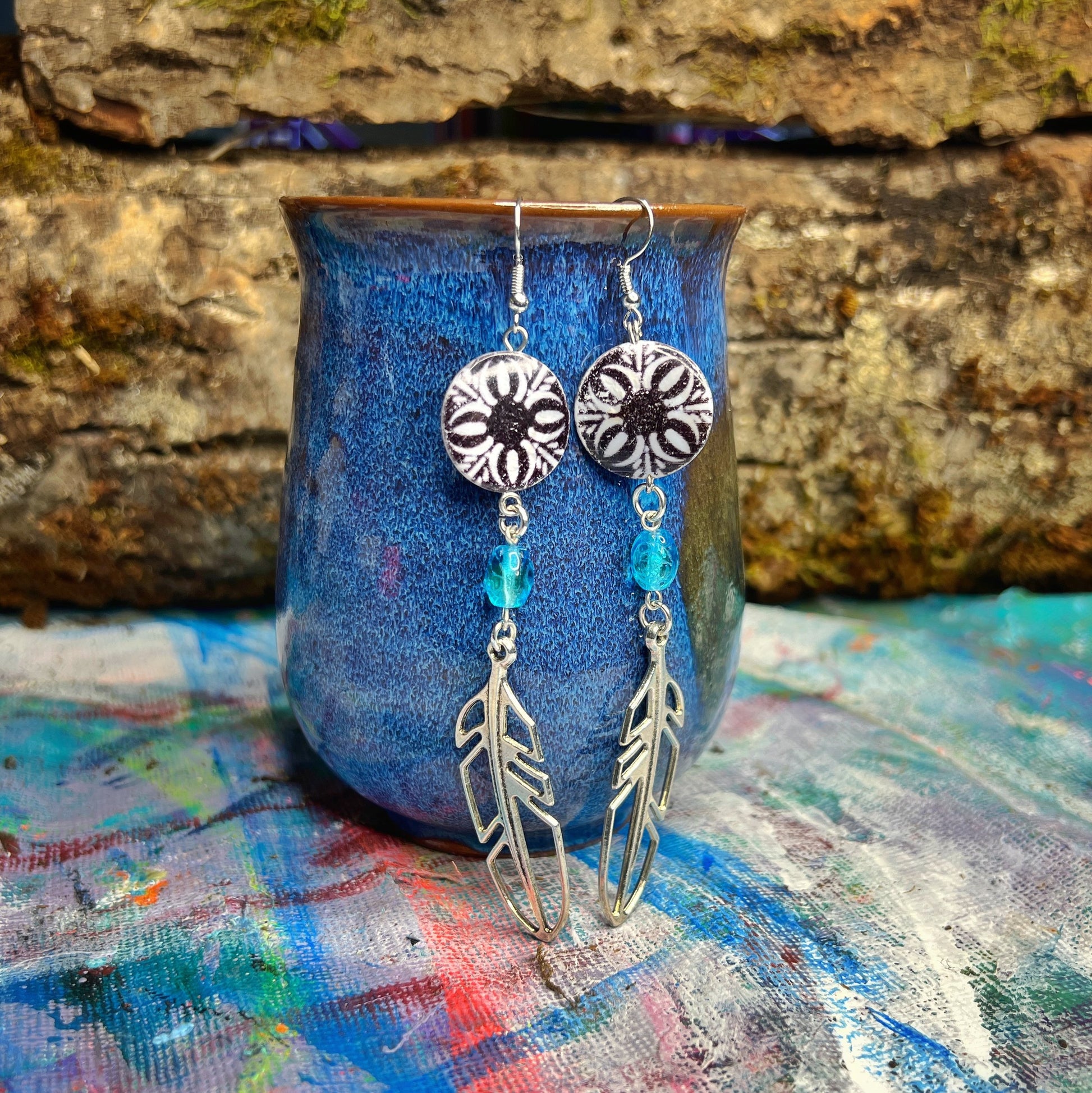 Boucles d'oreilles grandes plumes avec perles en verre d'uranium bleu et motifs décoratifs – Bijoux de sorcière 