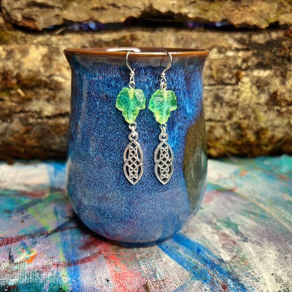 Boucles d'oreilles en verre d'uranium avec breloque en forme de nœud celtique – Bijoux inspirés de la nature 