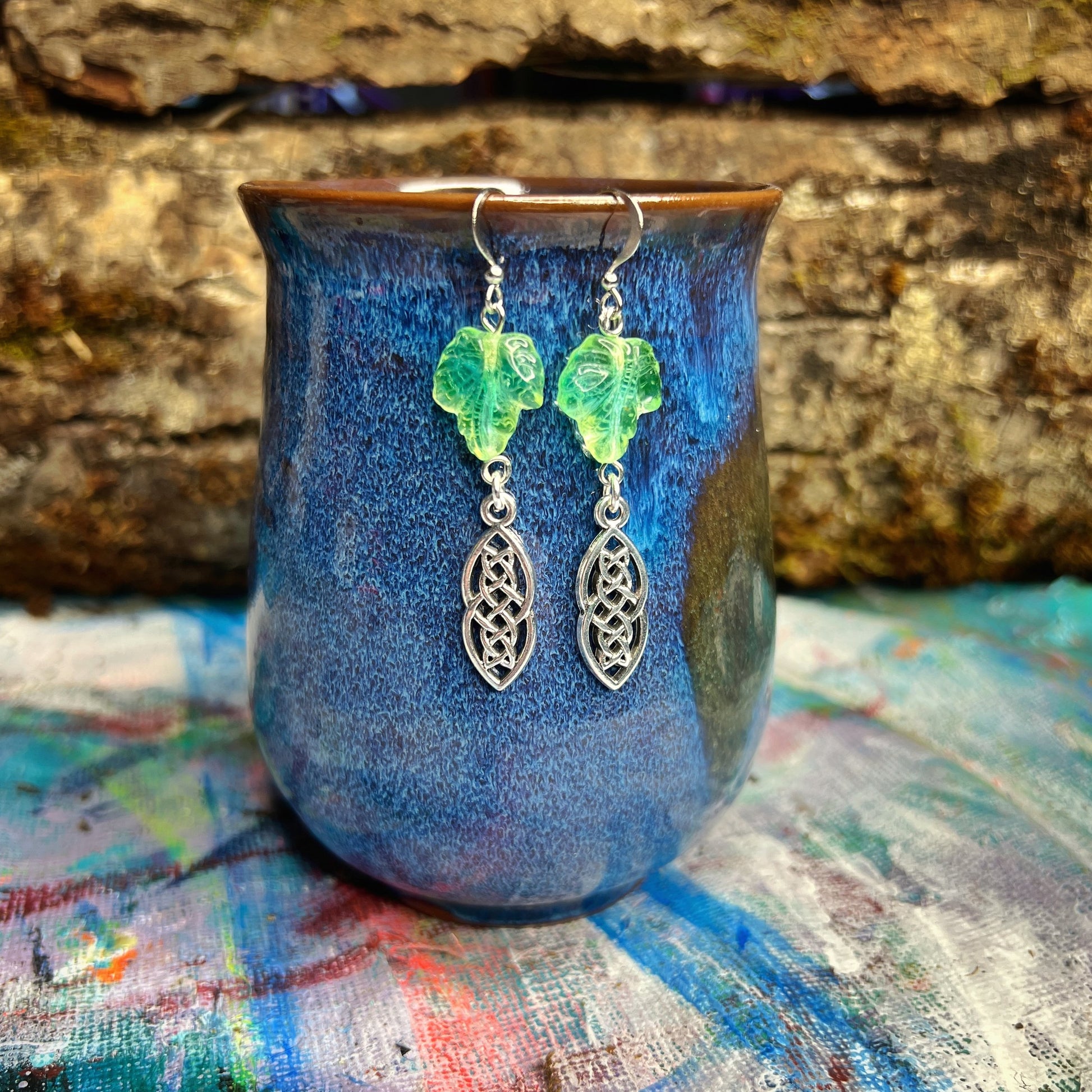 Boucles d'oreilles en verre d'uranium avec breloque en forme de nœud celtique – Bijoux inspirés de la nature 
