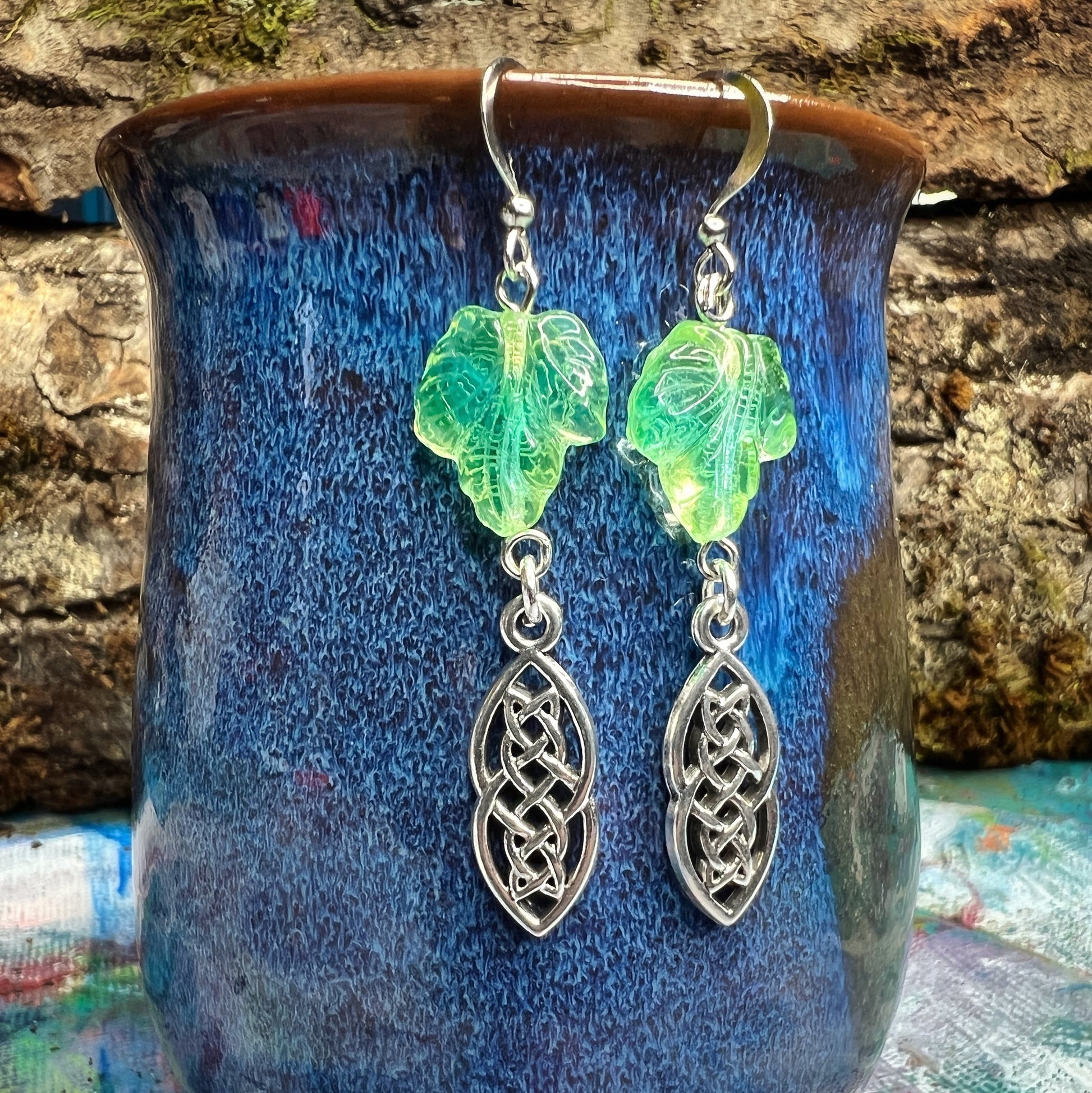 Boucles d'oreilles en verre d'uranium avec breloque en forme de nœud celtique – Bijoux inspirés de la nature 