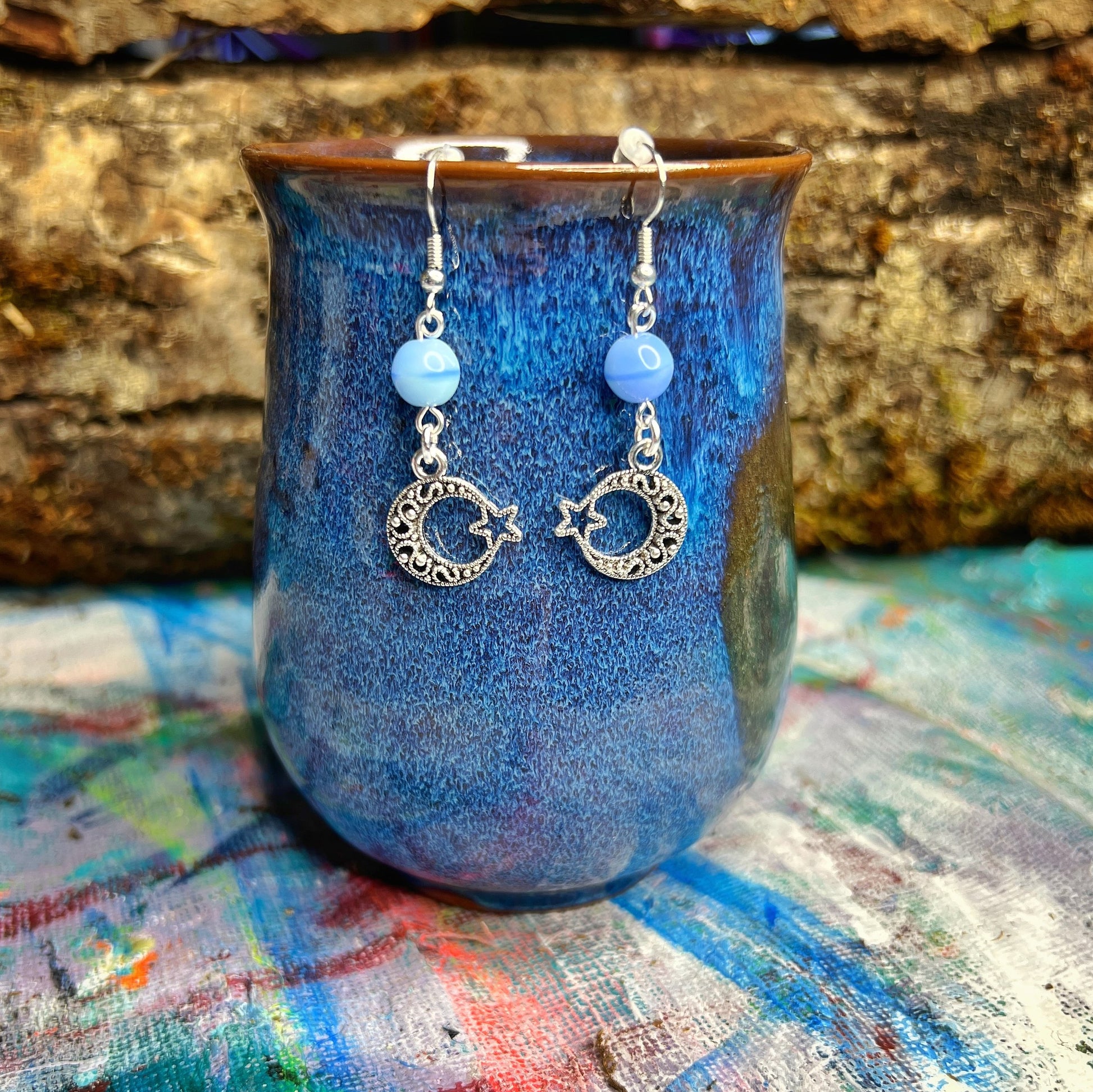 Boucles d'oreilles lune et étoile style vintage avec perles en verre d'uranium bleu opaque – Bijoux célestes lumineux et gothiques fantaisistes 