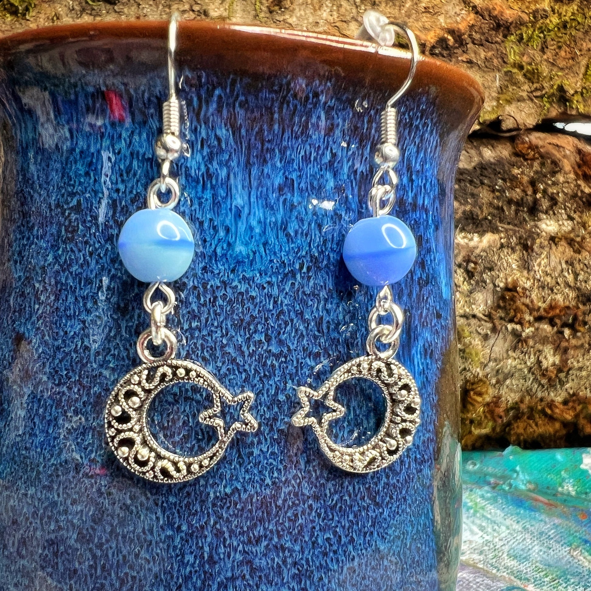 Boucles d'oreilles lune et étoile style vintage avec perles en verre d'uranium bleu opaque – Bijoux célestes lumineux et gothiques fantaisistes 