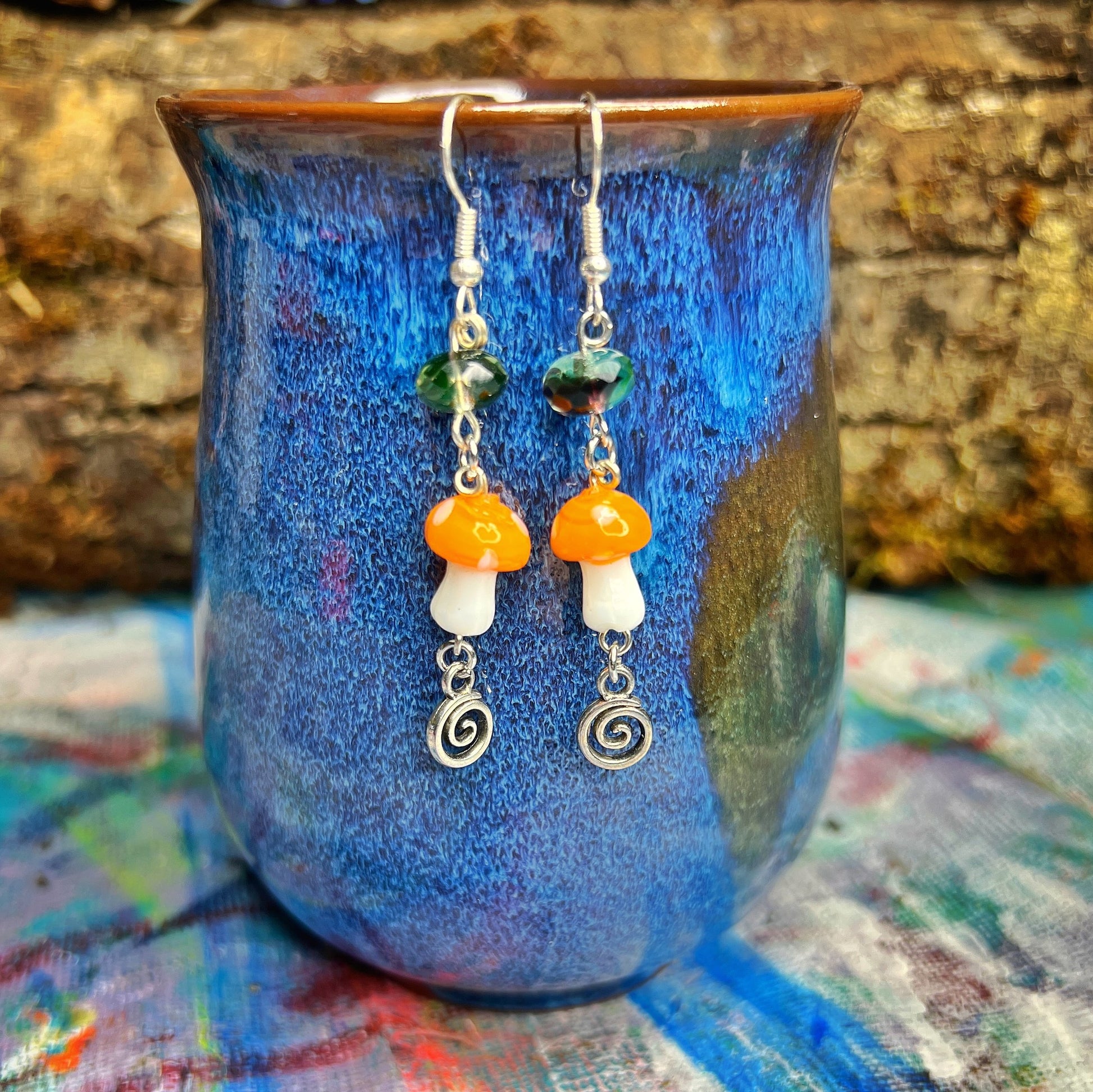 Boucles d'oreilles en verre d'uranium vert et champignon avec breloque spirale 
