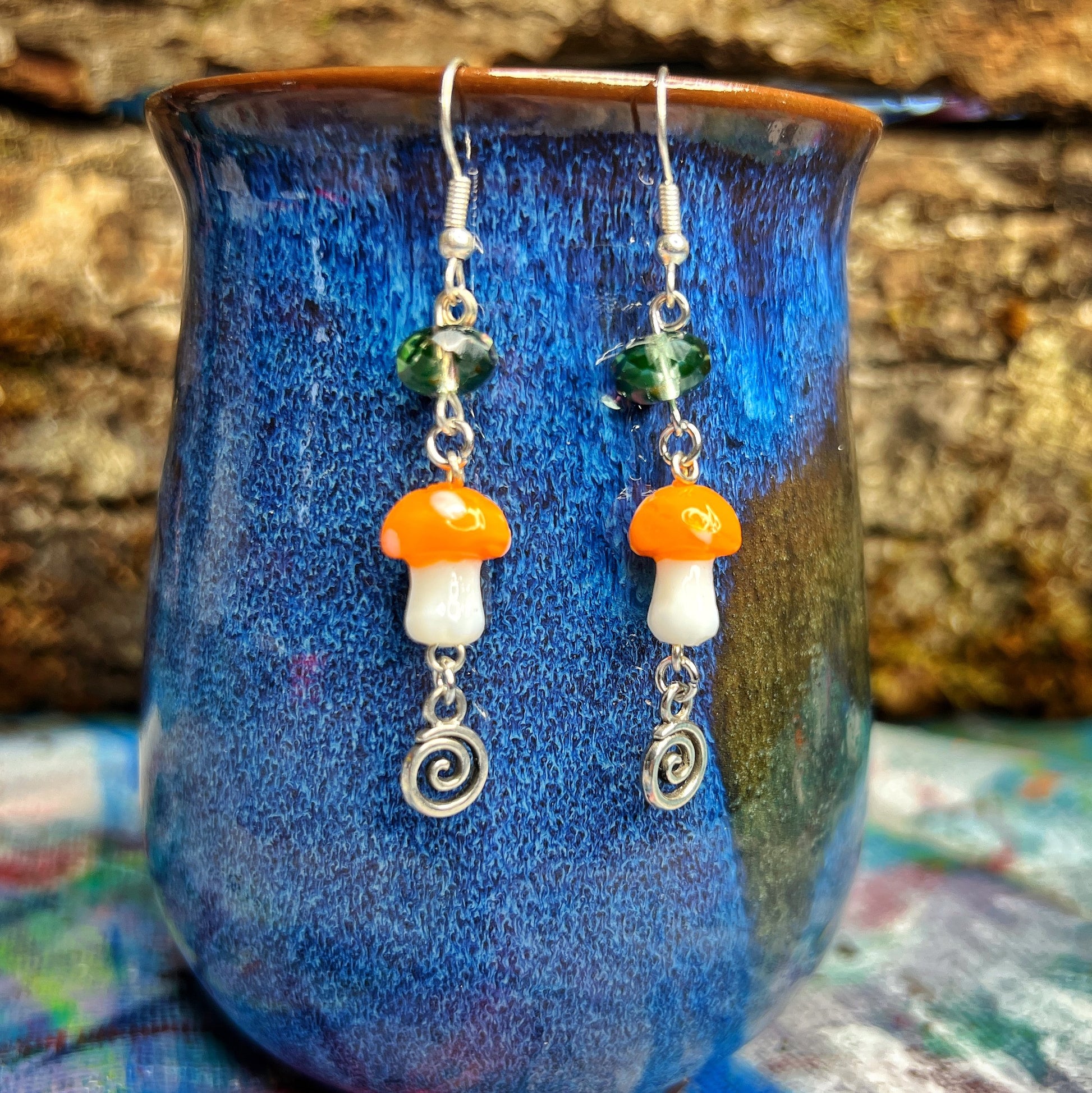 Boucles d'oreilles en verre d'uranium vert et champignon avec breloque spirale 
