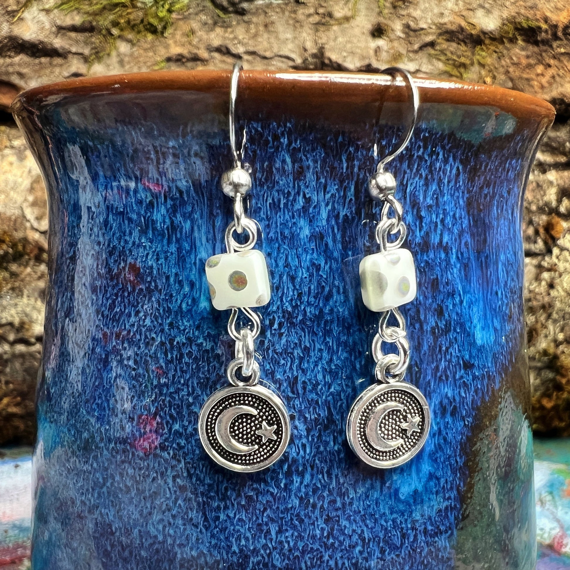 Boucles d'oreilles minimalistes lune et étoile avec perles en verre d'uranium opaques à pois blancs – Bijoux célestes éclatants 