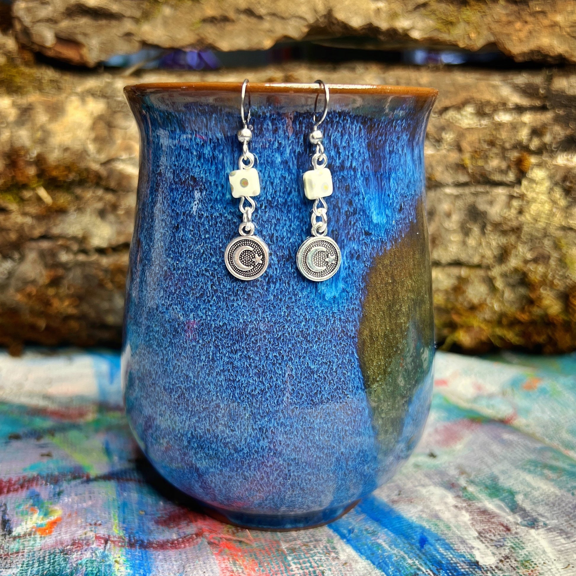 Boucles d'oreilles minimalistes lune et étoile avec perles en verre d'uranium opaques à pois blancs – Bijoux célestes éclatants 