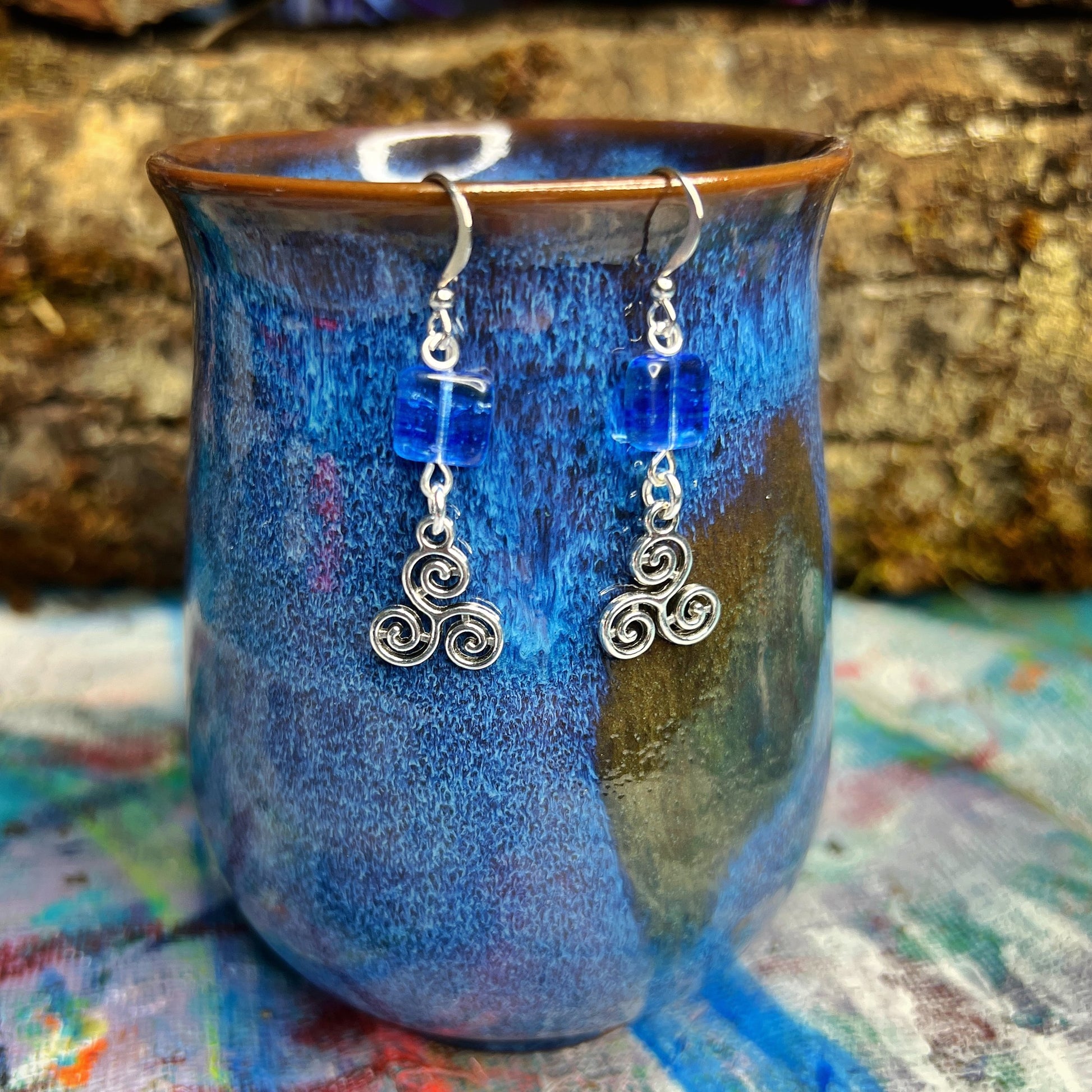 Boucles d'oreilles triple spirale en verre d'uranium bleu translucide – Ambiance sorcière éclatante 