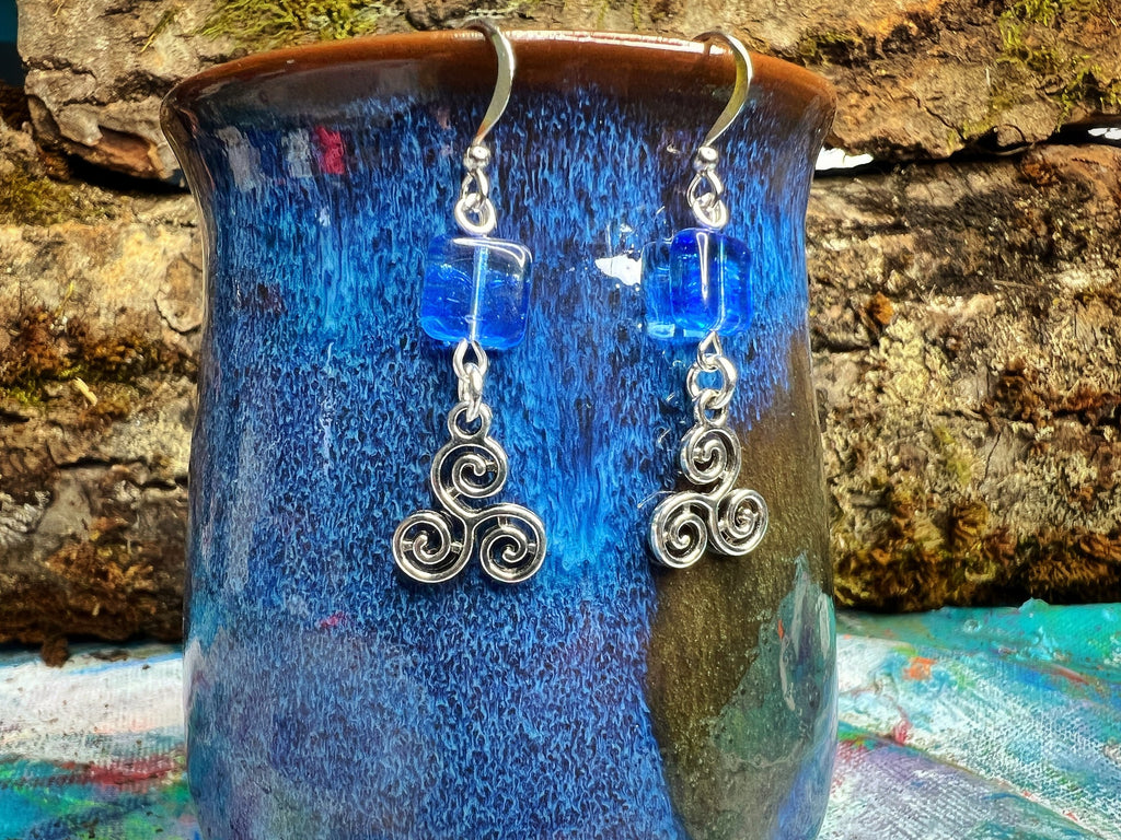 Boucles d'oreilles triple spirale en verre d'uranium bleu translucide – Ambiance sorcière éclatante 