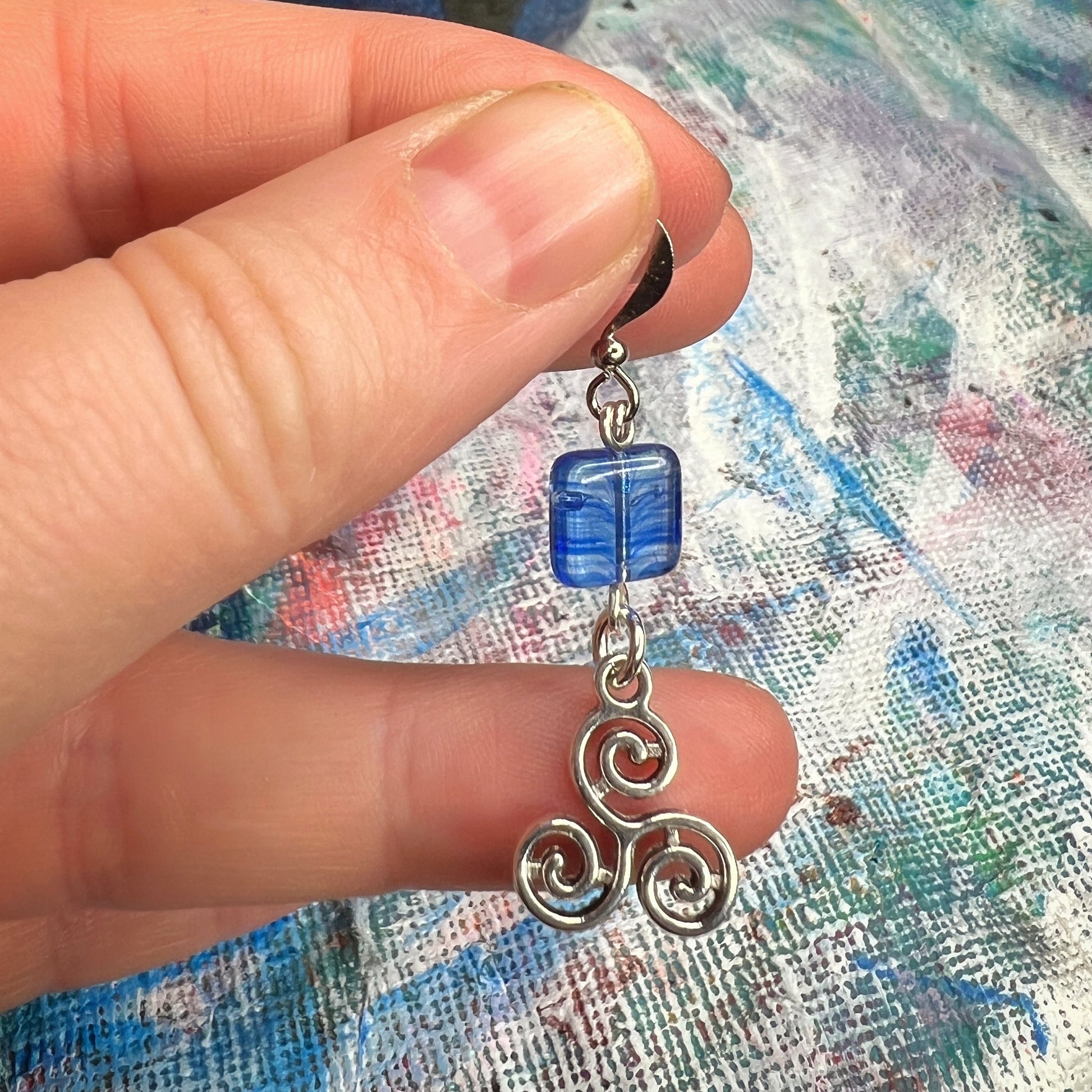 Boucles d'oreilles triple spirale en verre d'uranium bleu translucide – Ambiance sorcière éclatante 