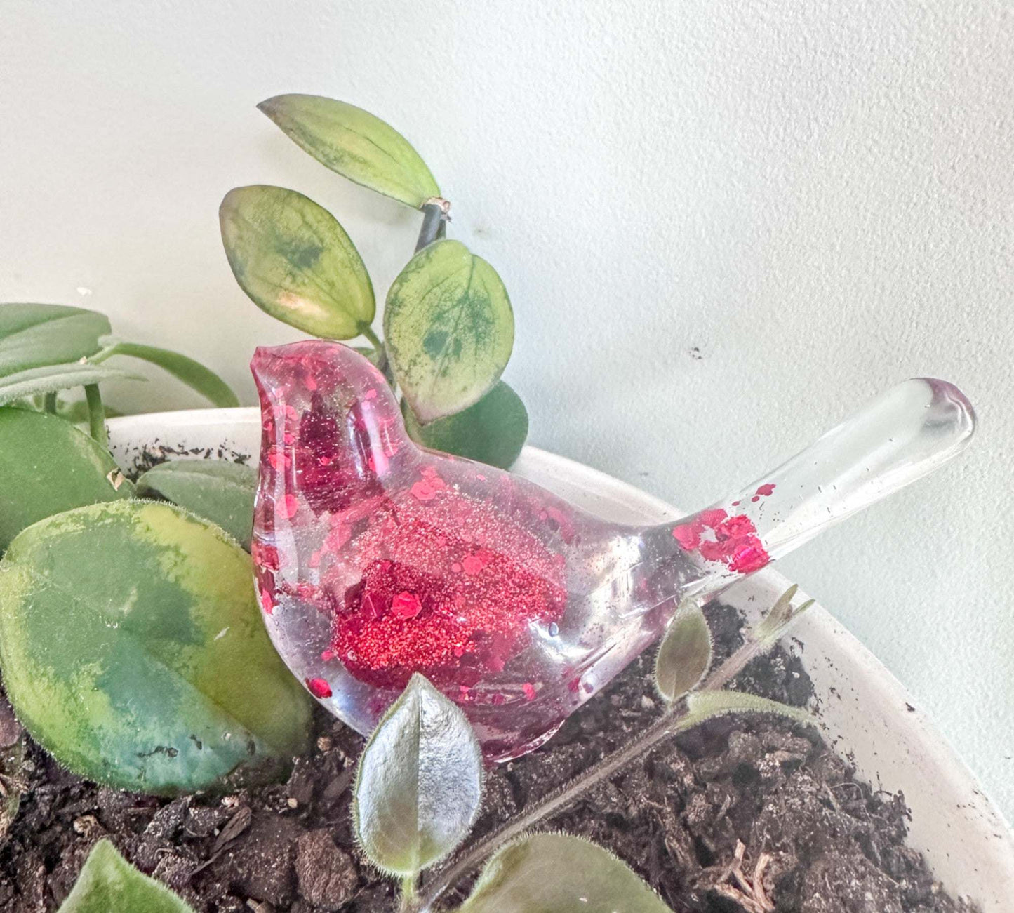 Figurine d'inséparable en résine : décoration d'oiseau unique faite à la main avec des cœurs rouges