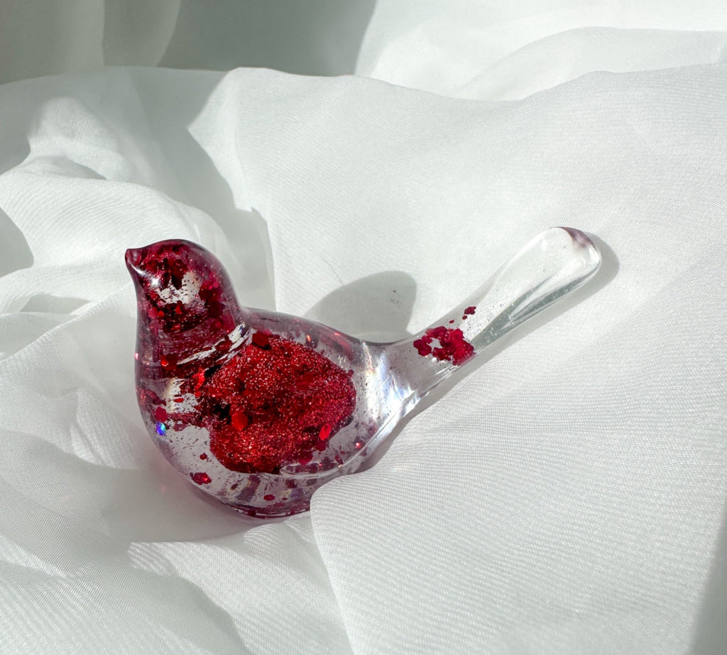 Figurine d'inséparable en résine : décoration d'oiseau unique faite à la main avec des cœurs rouges