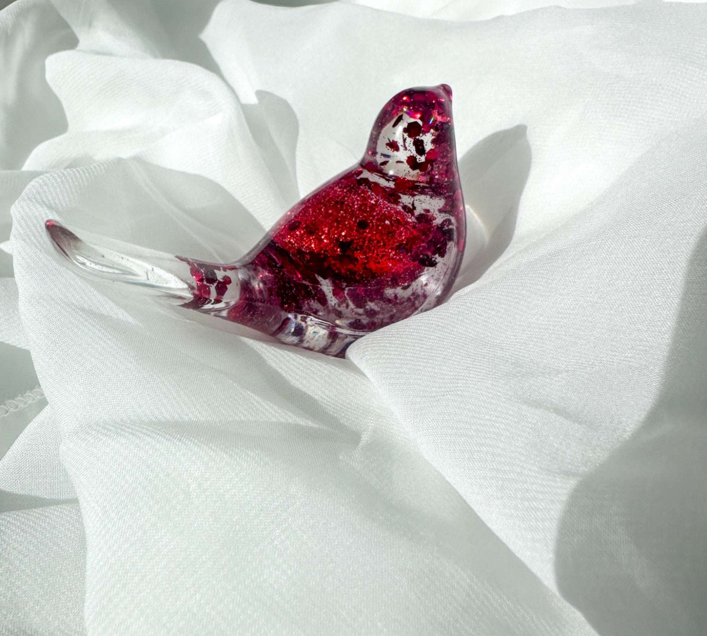 Figurine d'inséparable en résine : décoration d'oiseau unique faite à la main avec des cœurs rouges