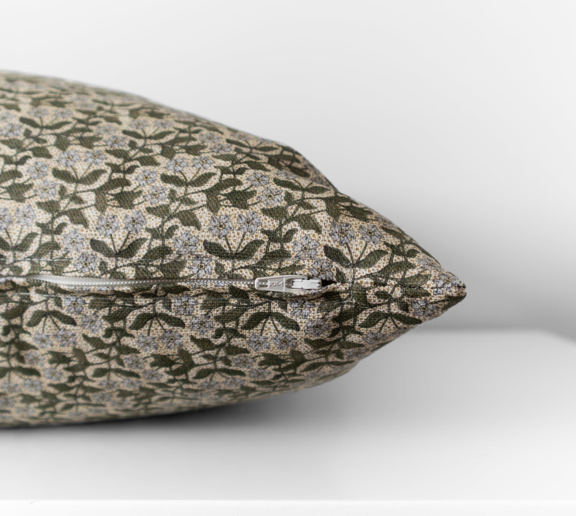 Sérénité | Housse de coussin à motif floral 