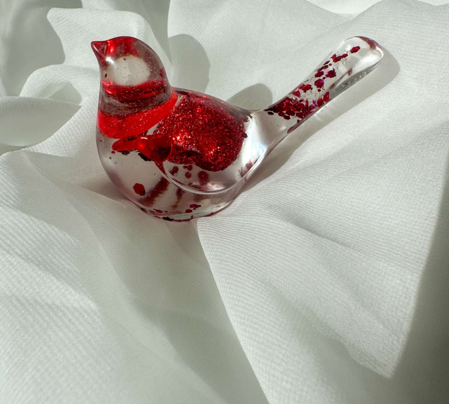 Figurine d'inséparable en résine : décoration d'oiseau unique faite à la main avec des cœurs rouges