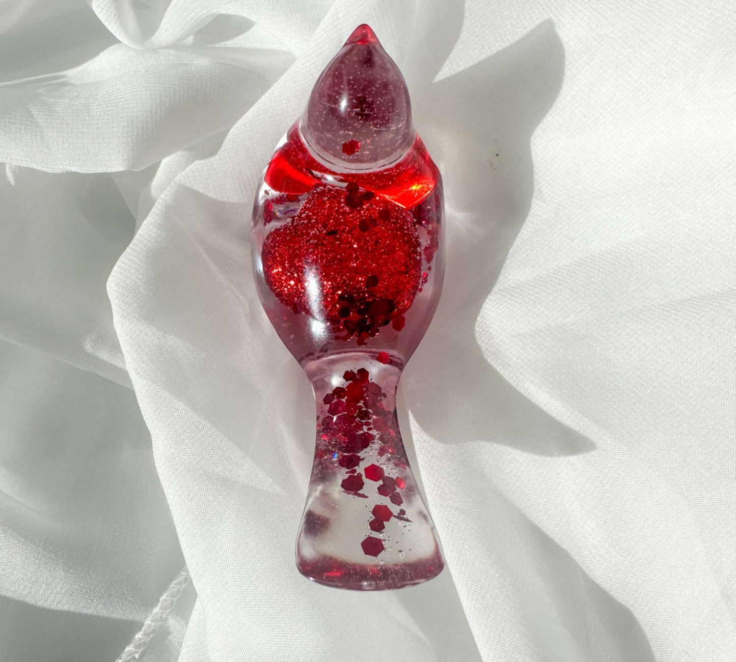 Figurine d'inséparable en résine : décoration d'oiseau unique faite à la main avec des cœurs rouges