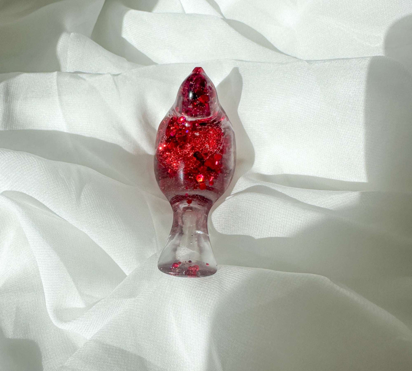 Figurine d'inséparable en résine : décoration d'oiseau unique faite à la main avec des cœurs rouges