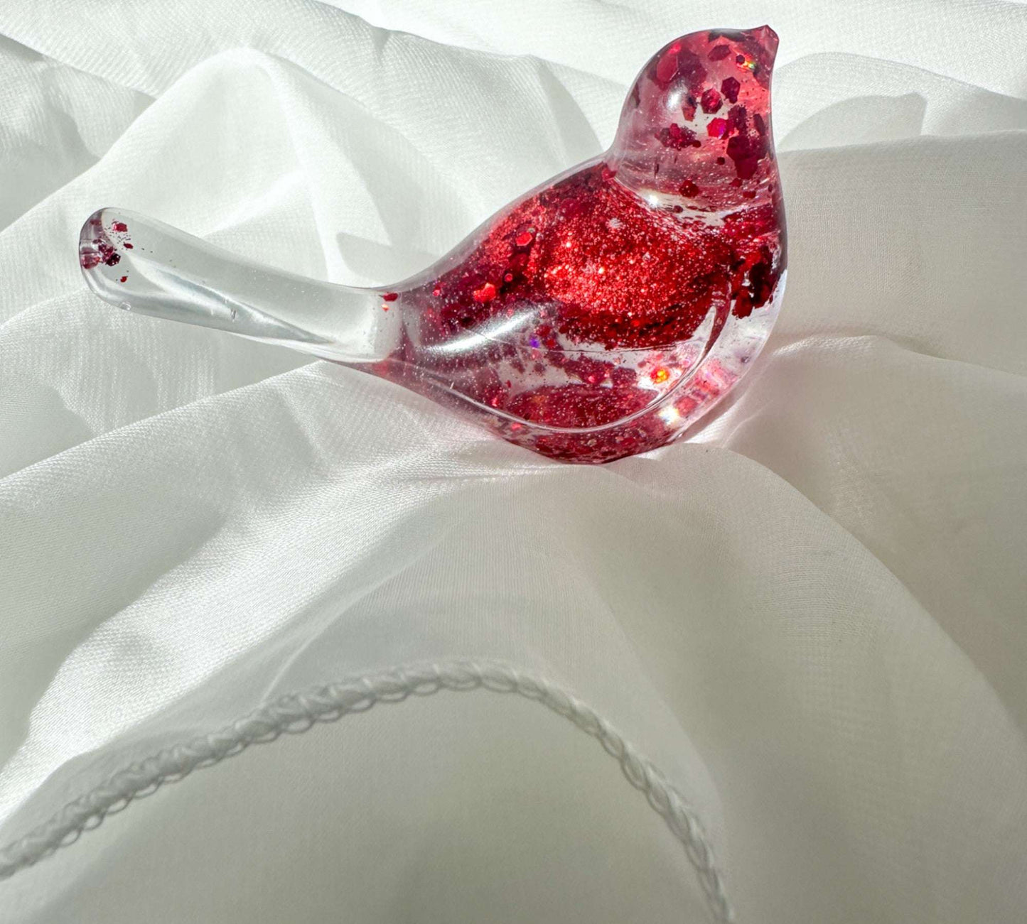 Figurine d'inséparable en résine : décoration d'oiseau unique faite à la main avec des cœurs rouges