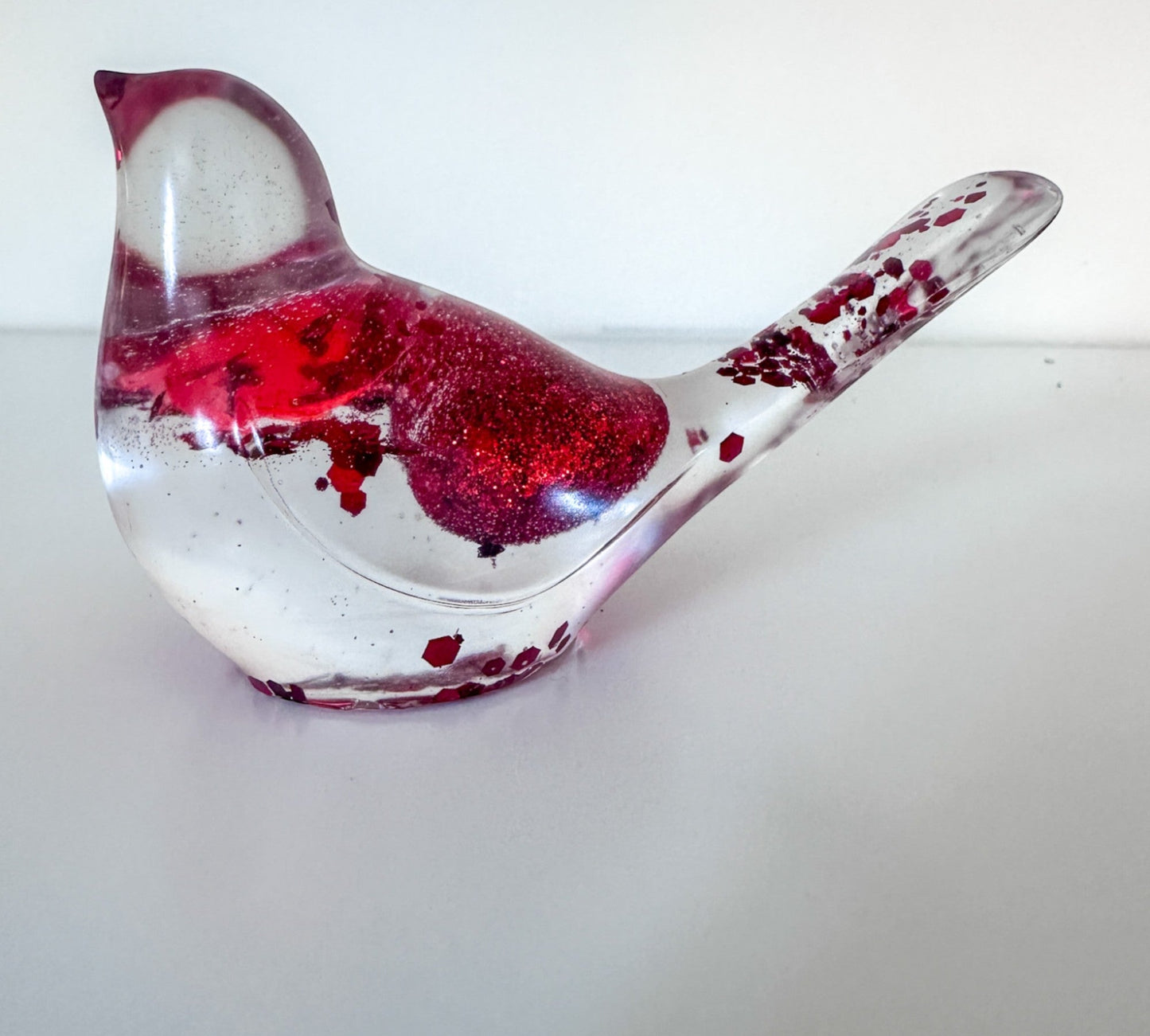 Figurine d'inséparable en résine : décoration d'oiseau unique faite à la main avec des cœurs rouges