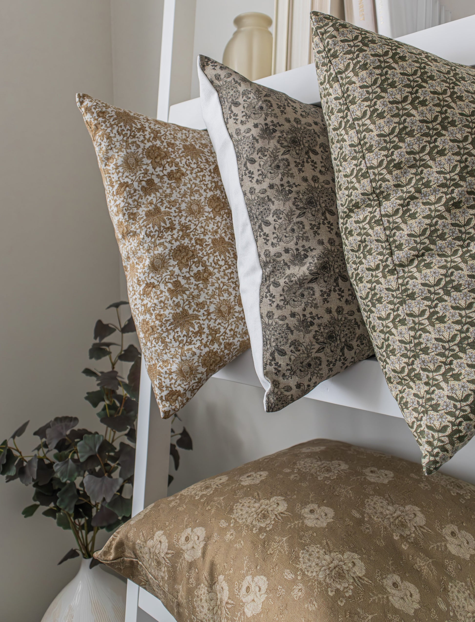 Sérénité | Housse de coussin à motif floral 